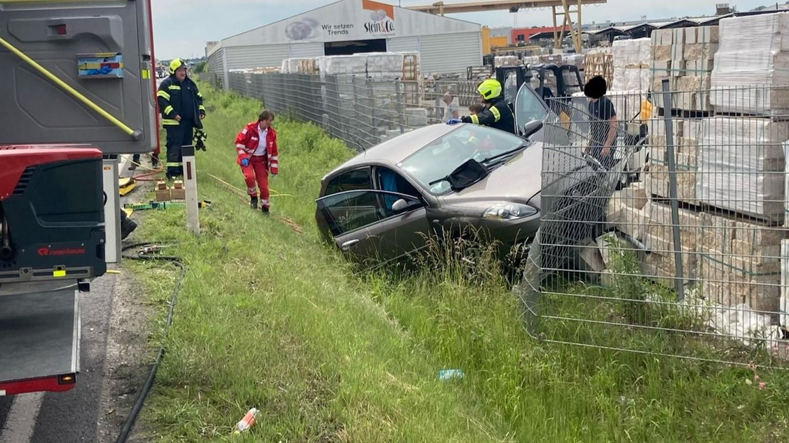 Pkw stürzt in Graben, crasht Zaun – Lenker gerettet