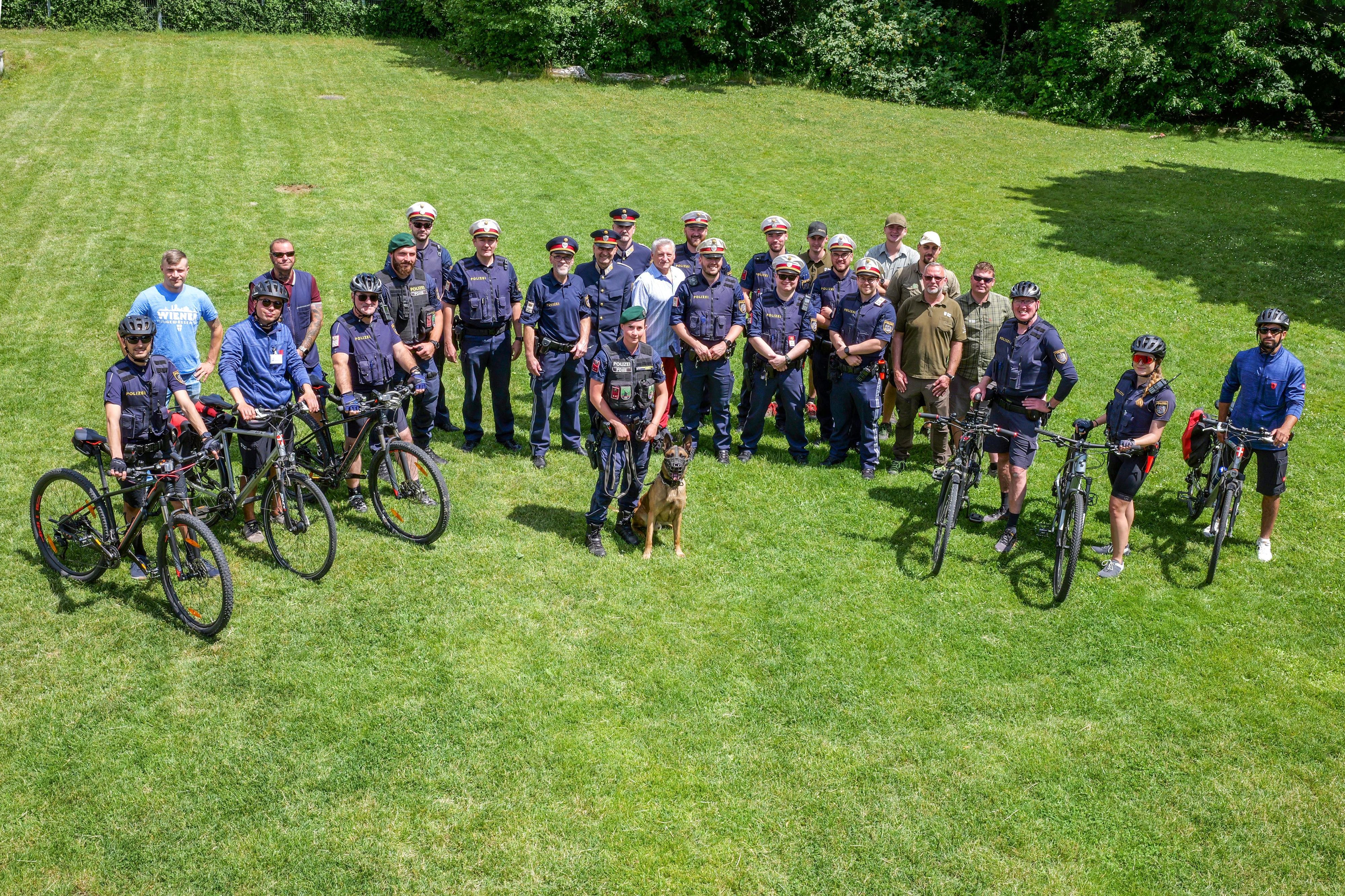 Rad-, Hunde-, Verkehrs- und Streifenpolizisten rückten mit Mitarbeitern der Stadt zur Kontrolle auf die Donauinsel aus.