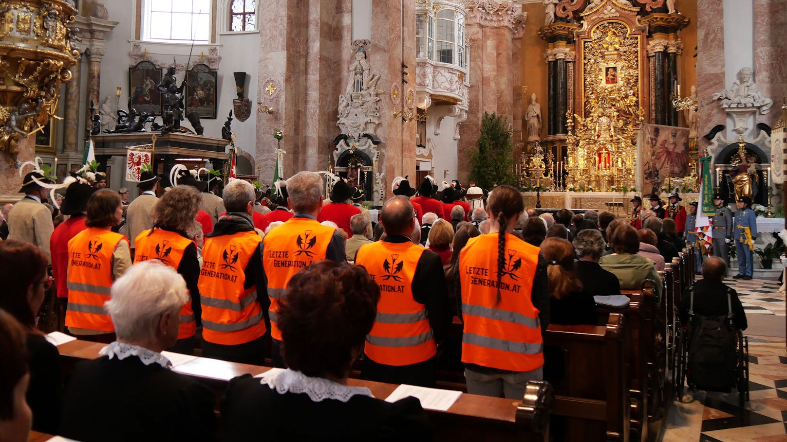"Heute haben wir in Innsbruck beim Fronleichnamsgottesdienst mitgefeiert", schreiben die Aktivistengruppe auf X.