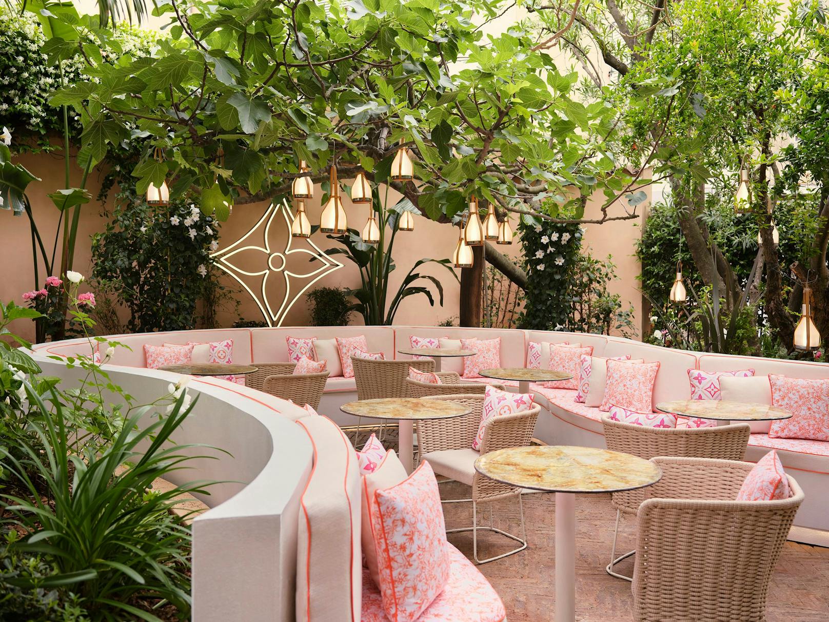 In einem wunderschönen Garten-Ambiente kann man auch untertags perfekt relaxen und sich vom Trubel St. Tropez' erholen.