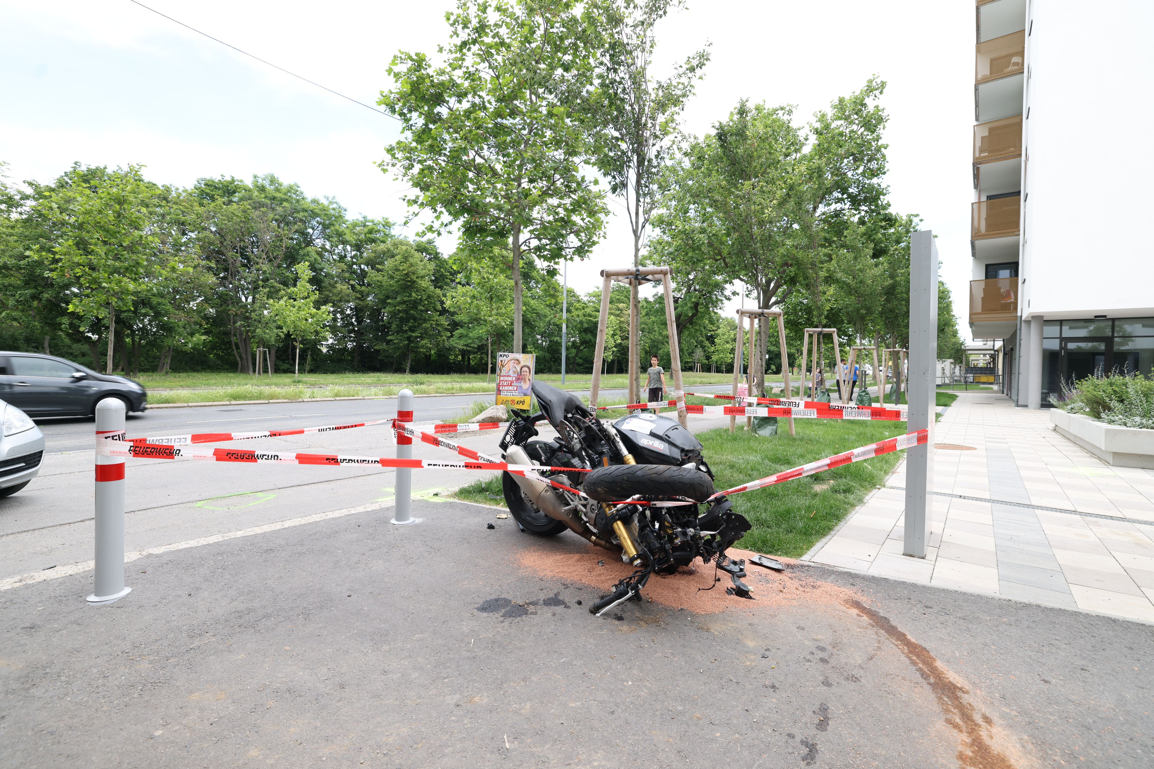 Der 34-jährige Biker verstarb noch an der Unfallstelle in Wien-Donaustadt.