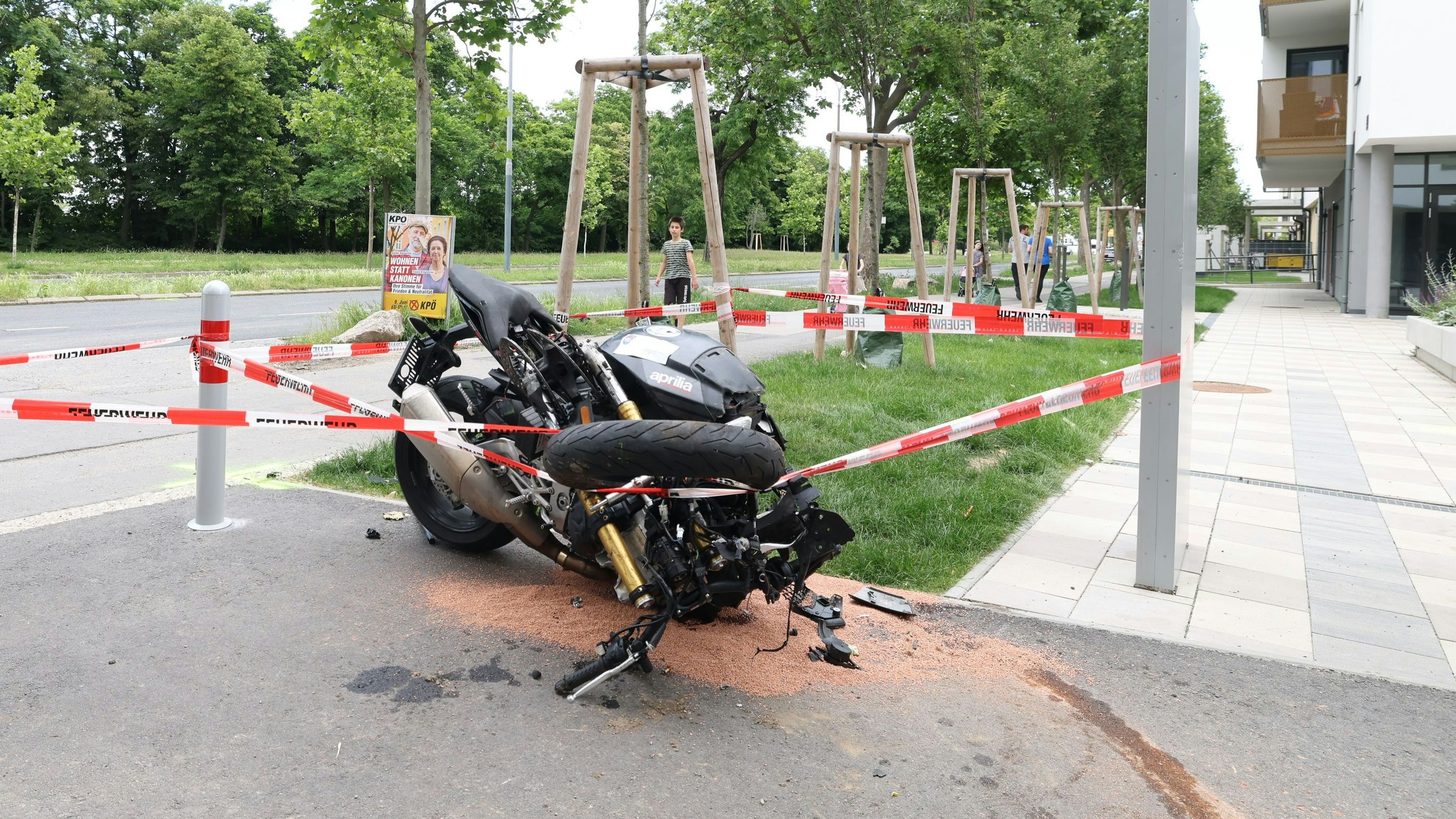 Der 34-jährige Biker verstarb noch an der Unfallstelle in Wien-Donaustadt.