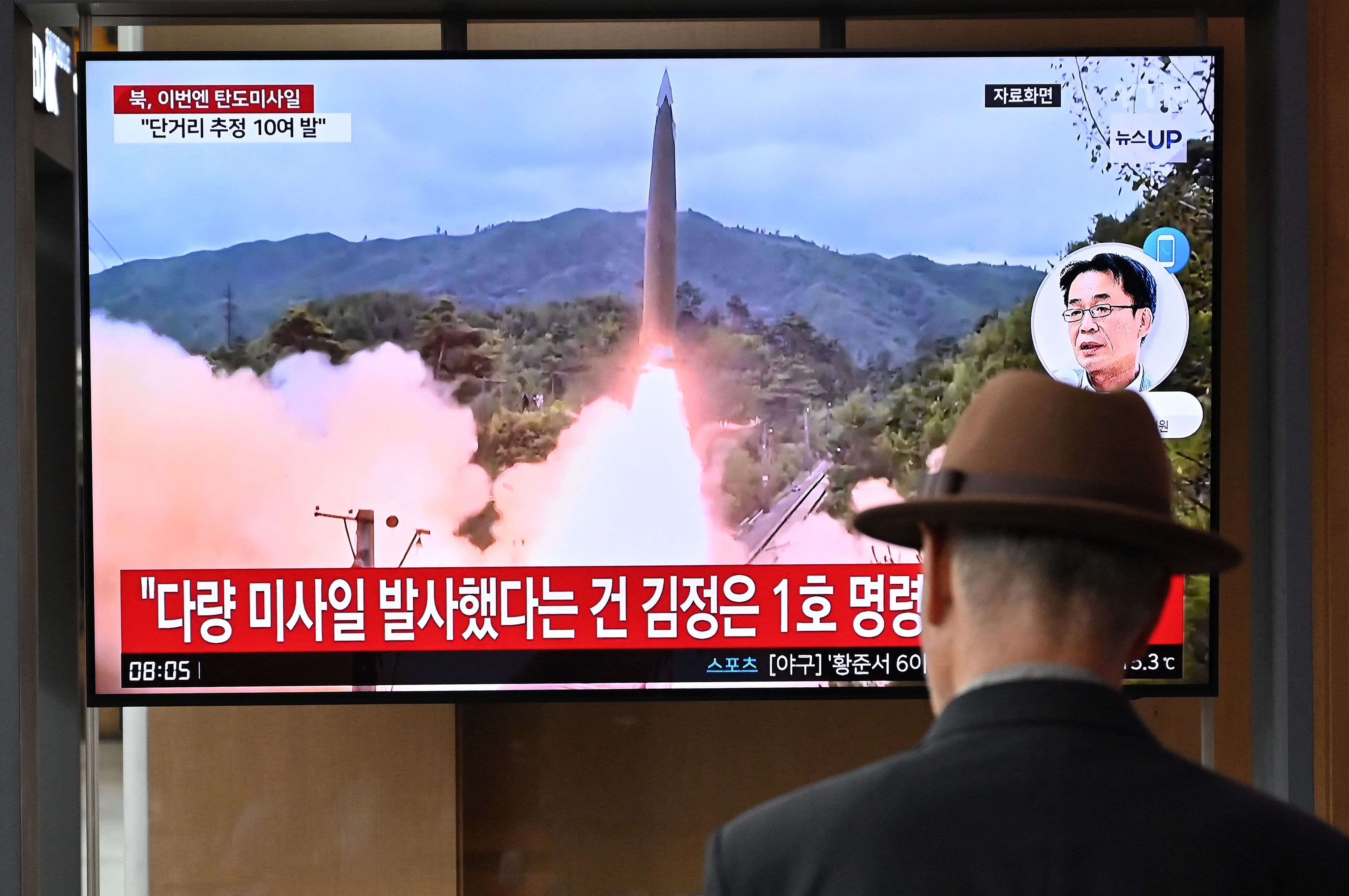 Ein Mann verfolgt auf einem Bahnhof in Seoul den nordkoreanischen Raketentest. (30. Mai 2024)