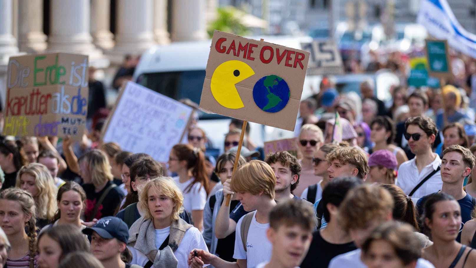 Klima-Proteste in 8 Städten sorgen heute für Stau-Chaos