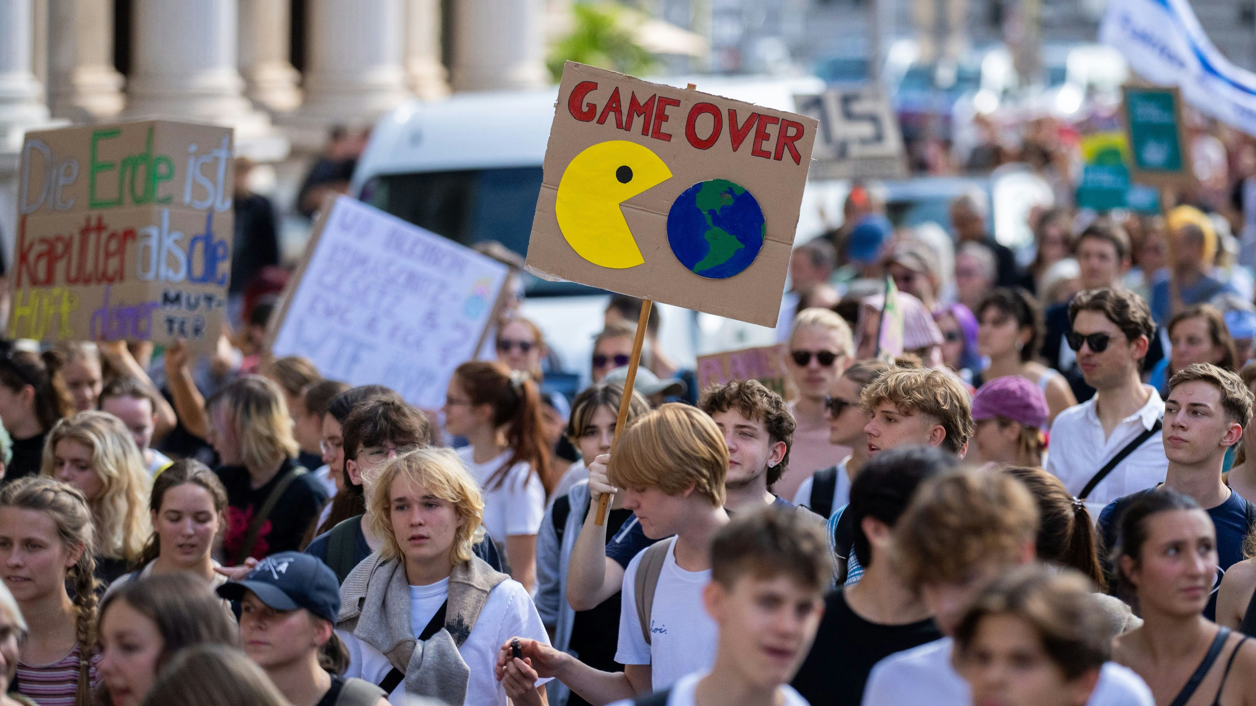 Demonstriert wird für mehr Klimaschutz, Demokratie und Europa.