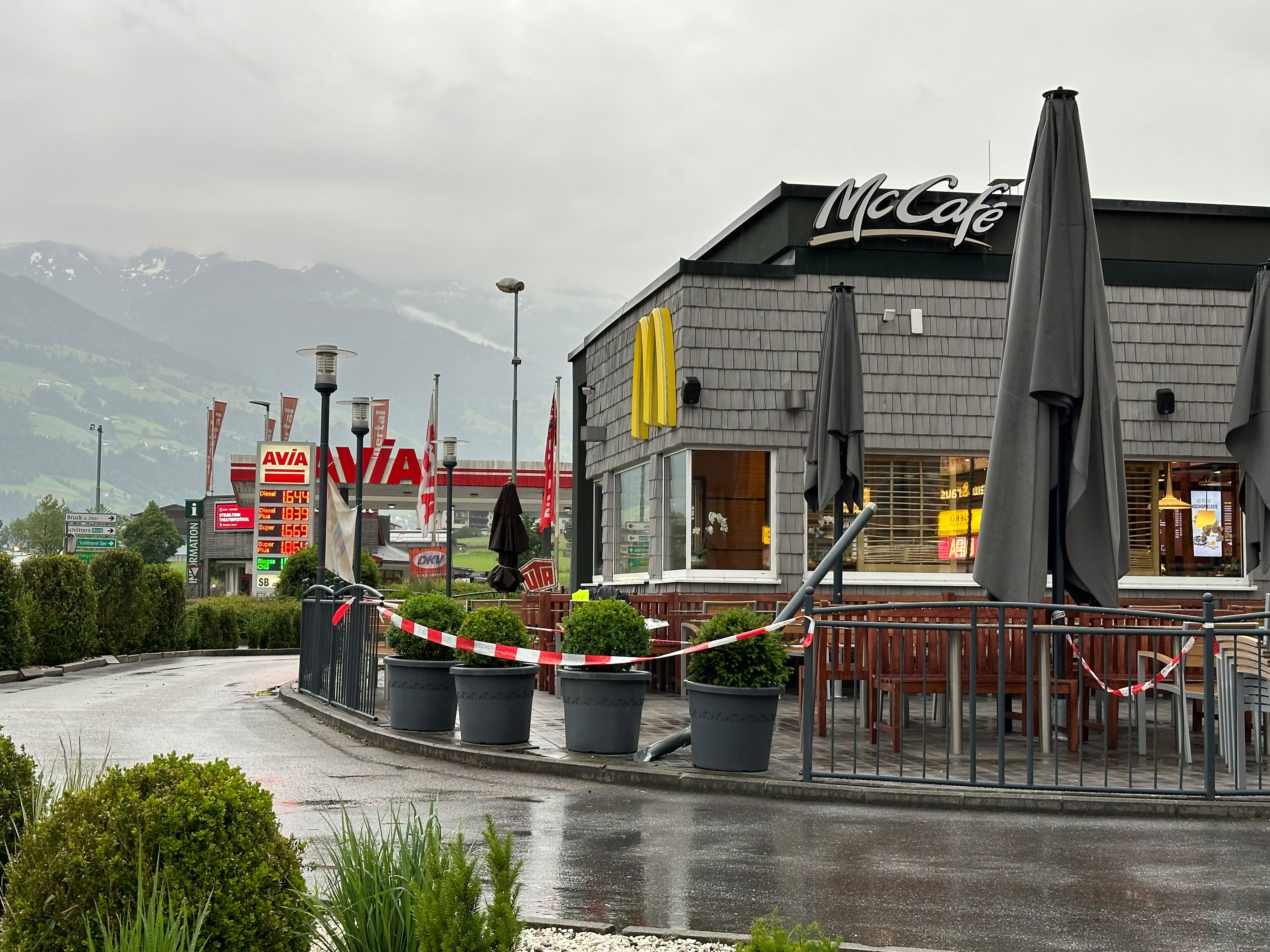 Volltrunken raste am 30. Mai 2024 ein 20-Jähriger in den Gastgarten der McDonald's-Filiale im Gewerbegebiet von Schlitters im Zillertal.