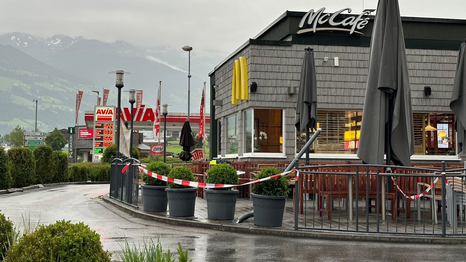 Auto mäht durch McDonald's-Gastgarten, Lenker flüchtet