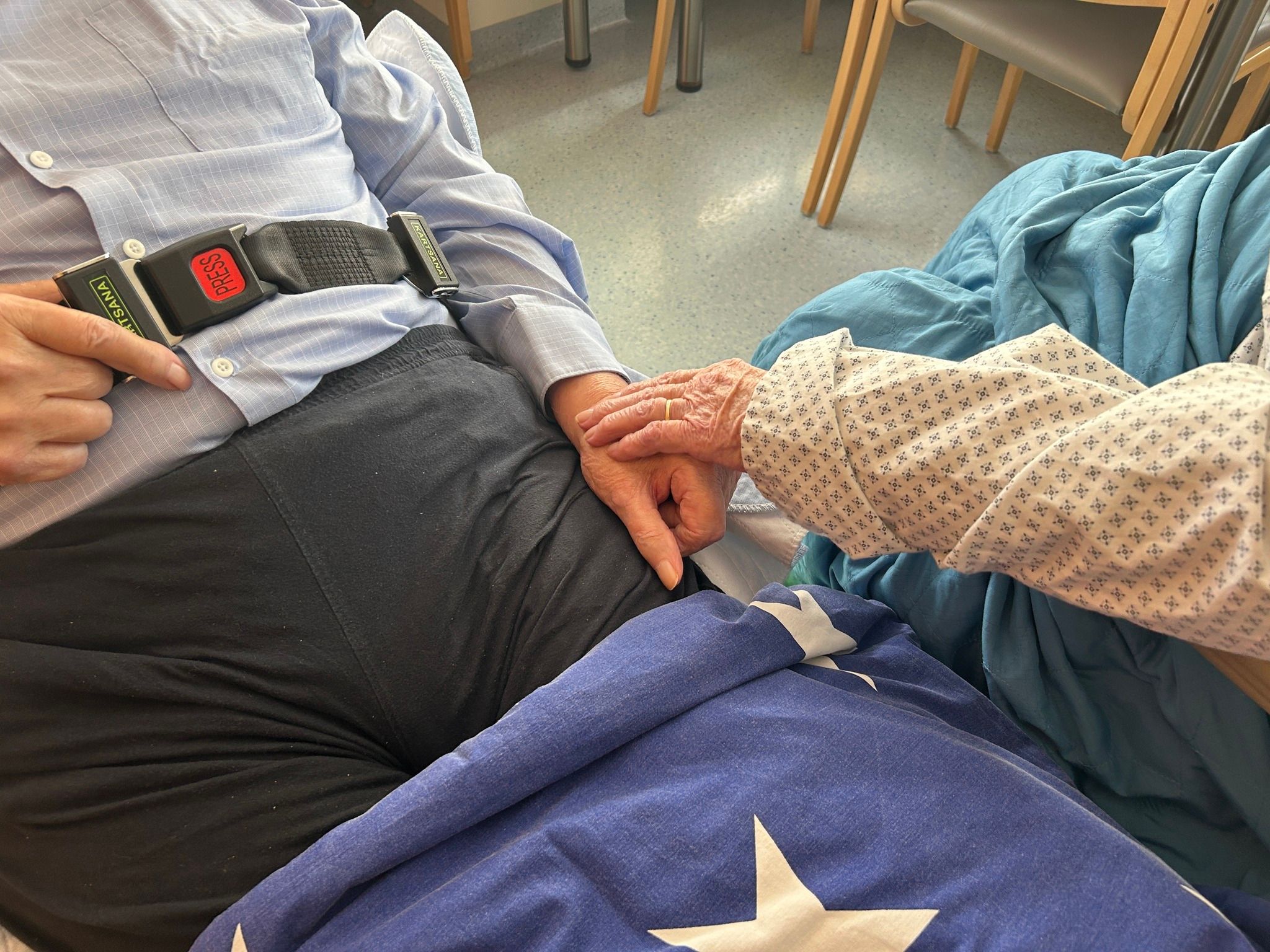 Hielten sich zum wohl letzten Mal an den Händen: Alfred und seine geliebte Ehefrau.