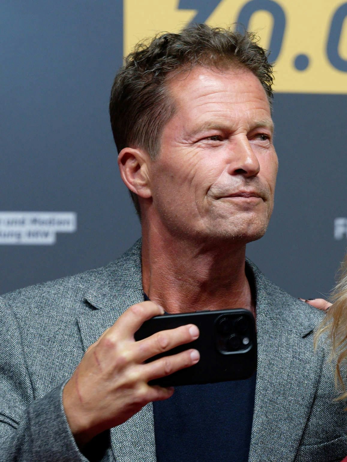 Til Schweiger hat sein Handy immer griffbereit. Auch auf dem roten Teppich, wie hier bei der Premiere des Kinofilms „Manta Manta – Zwoter Teil“ in Köln. Damit ist jetzt Schluss.
