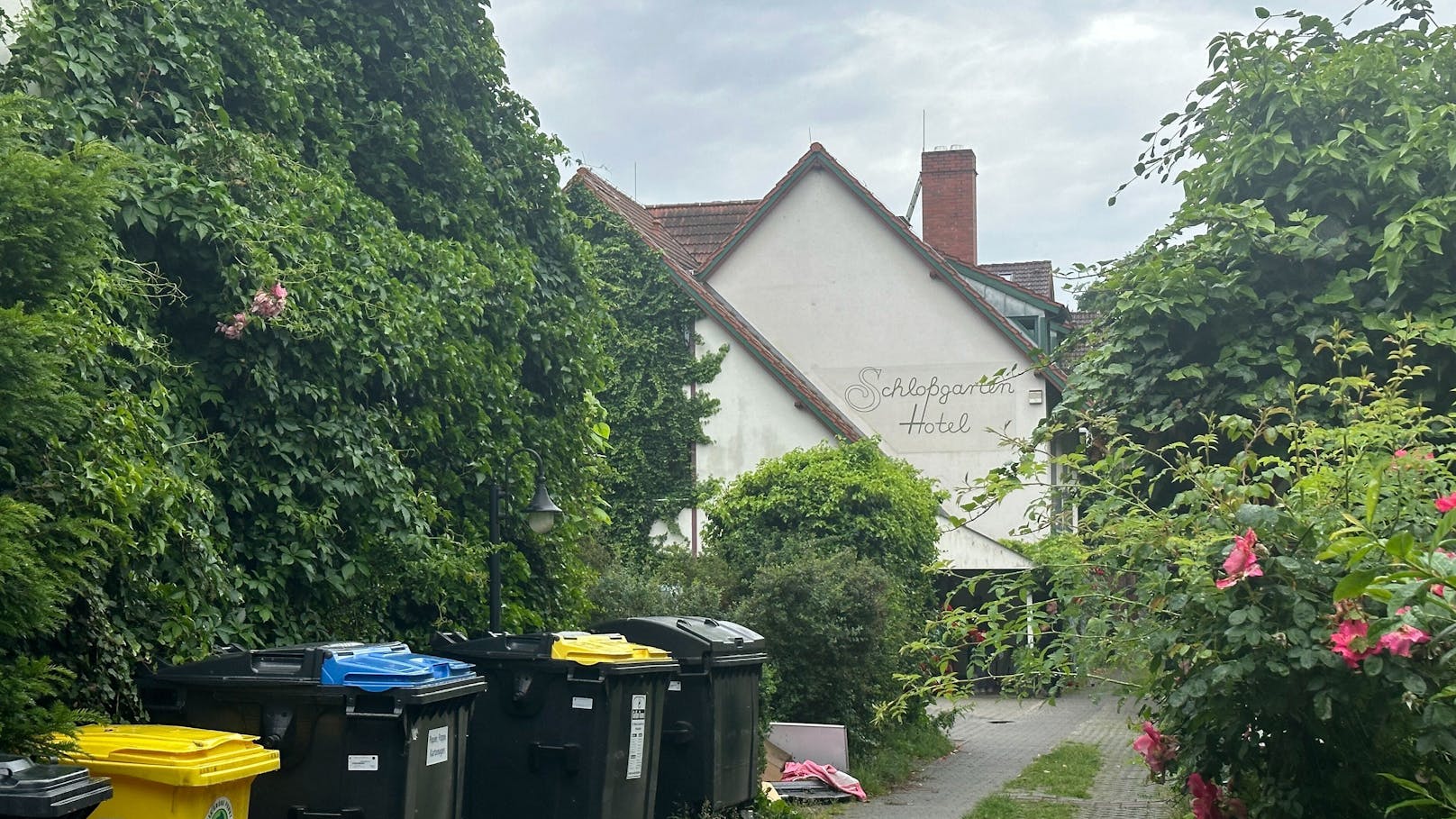 Das ehemalige Schloßgarten-Hotel dient als Flüchtlingsunterkunft in Brandenburg.