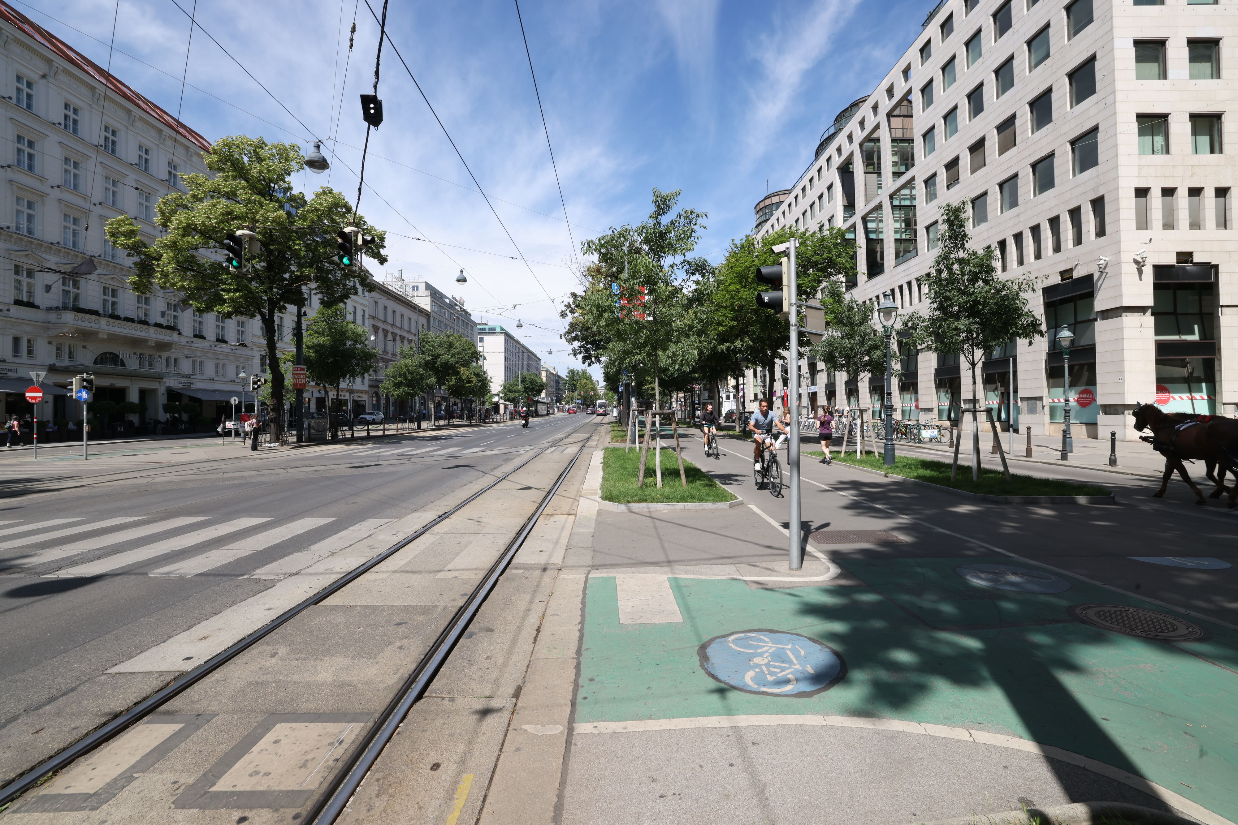 Der Radweg am Ring soll auf die Straße verlegt, dafür eine Autospur weggenommen werden, wünschen sich die Neos.