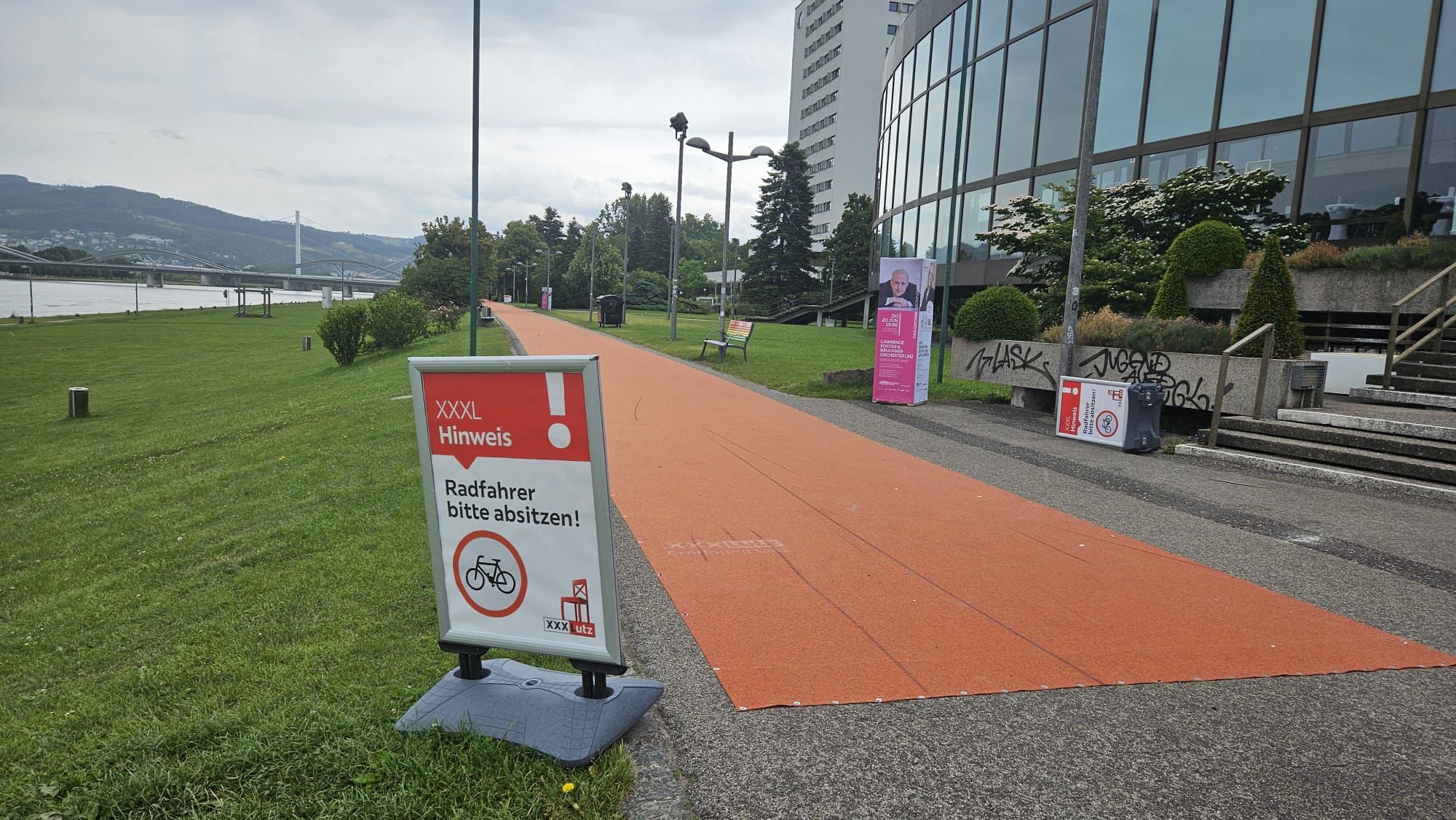 Der rote Teppich auf der unteren Donaulände sorgt für große Aufregung – an die Bitte des Möbelriesen hält sich hier fast niemand.