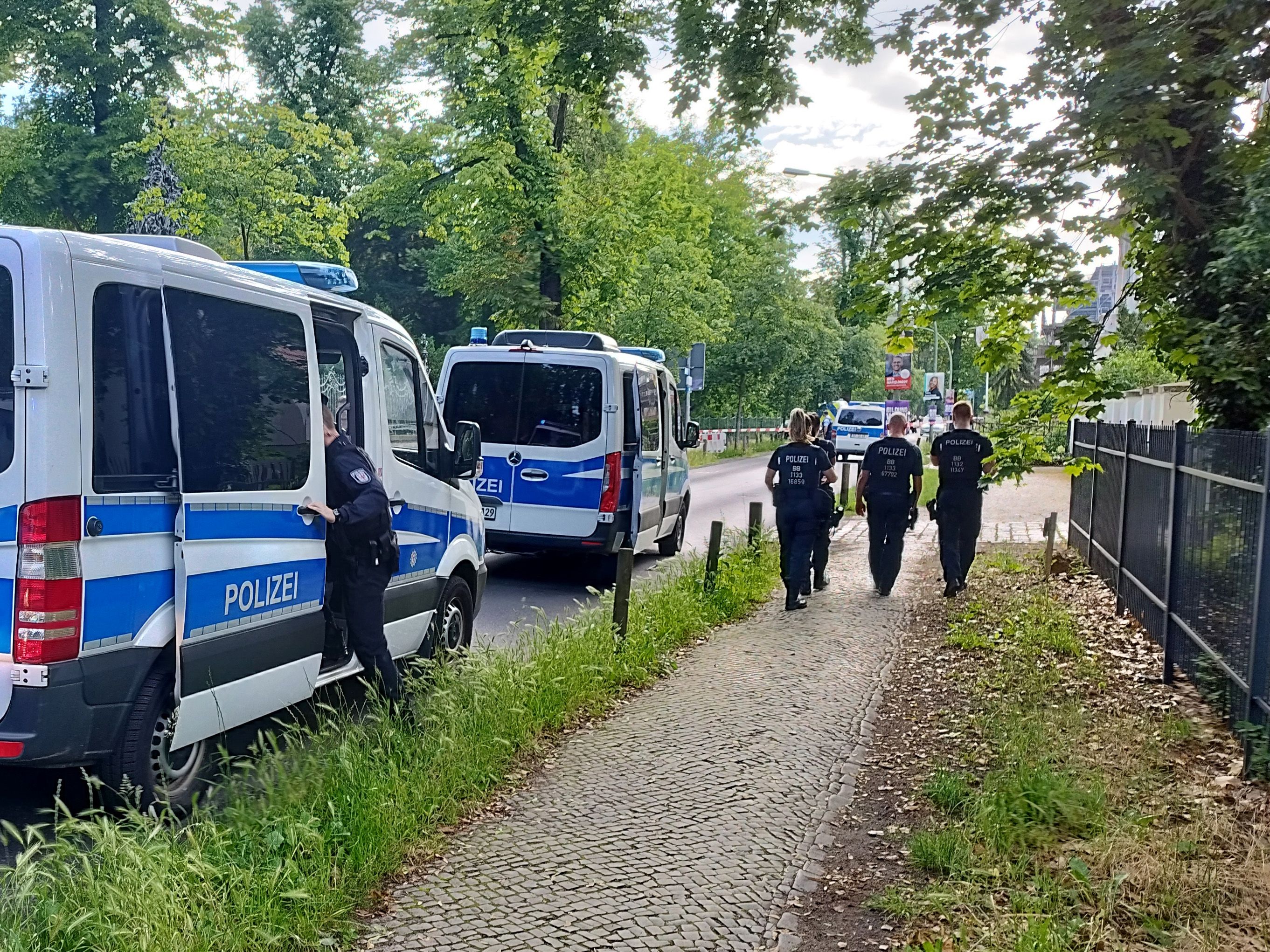 Die Polizei ist vor Ort im Einsatz. Der Täter wird gesucht.
