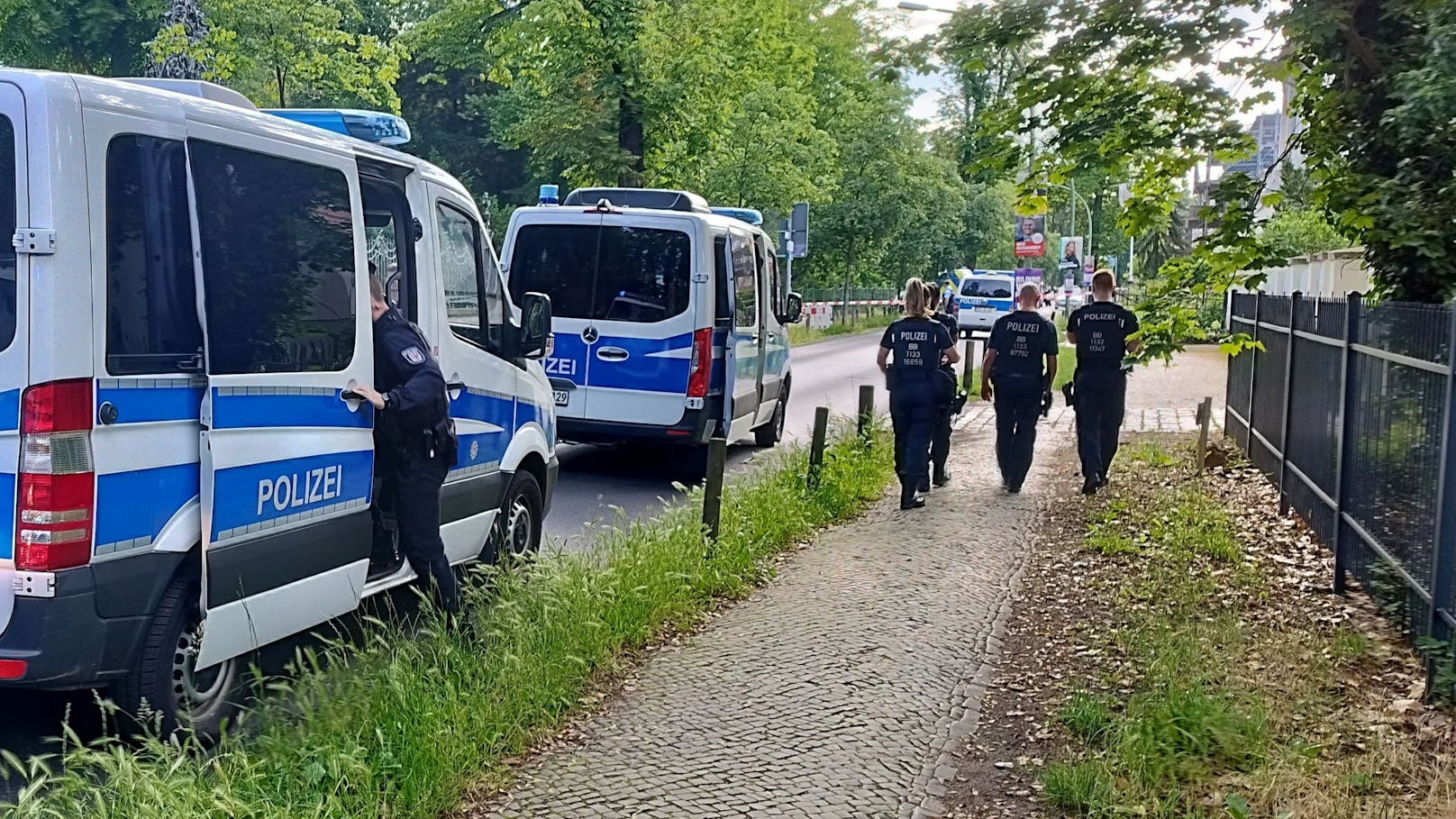 Wachmann nach Angriff in Asylheim tot - Täter flüchtig