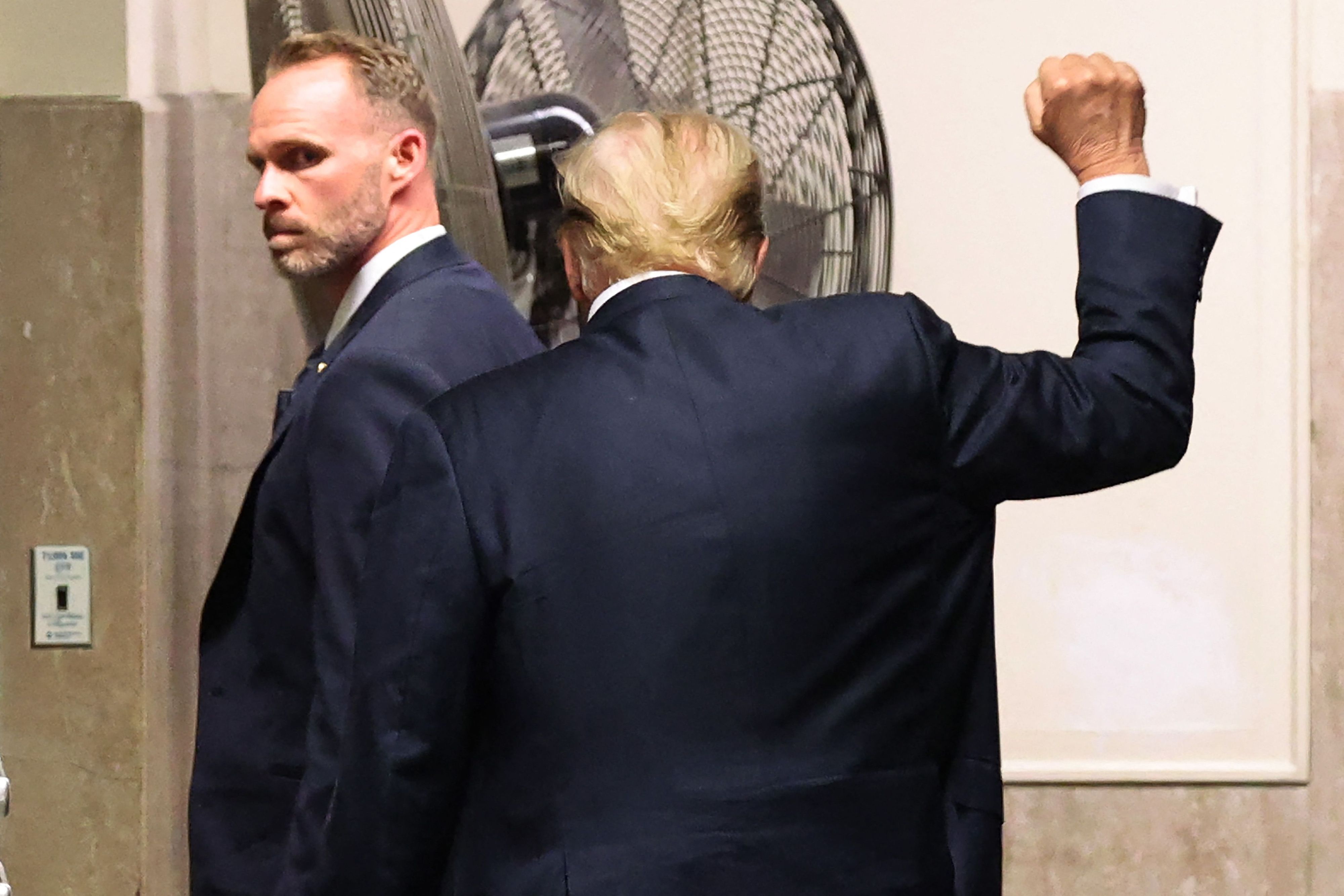 Geschlagen, aber kampfeslustig: Trump beim Abgang aus dem Gericht