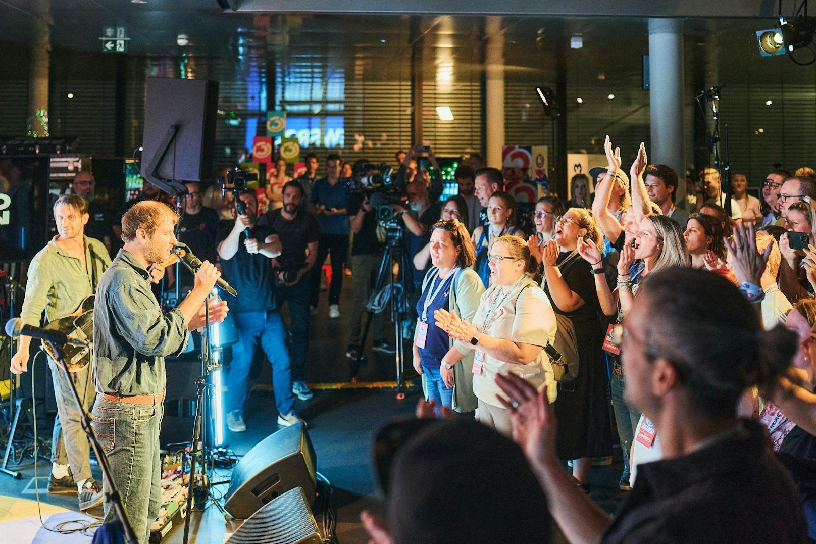 Die Fans von WANDA rasteten im Ö3-Studio förmlich aus 