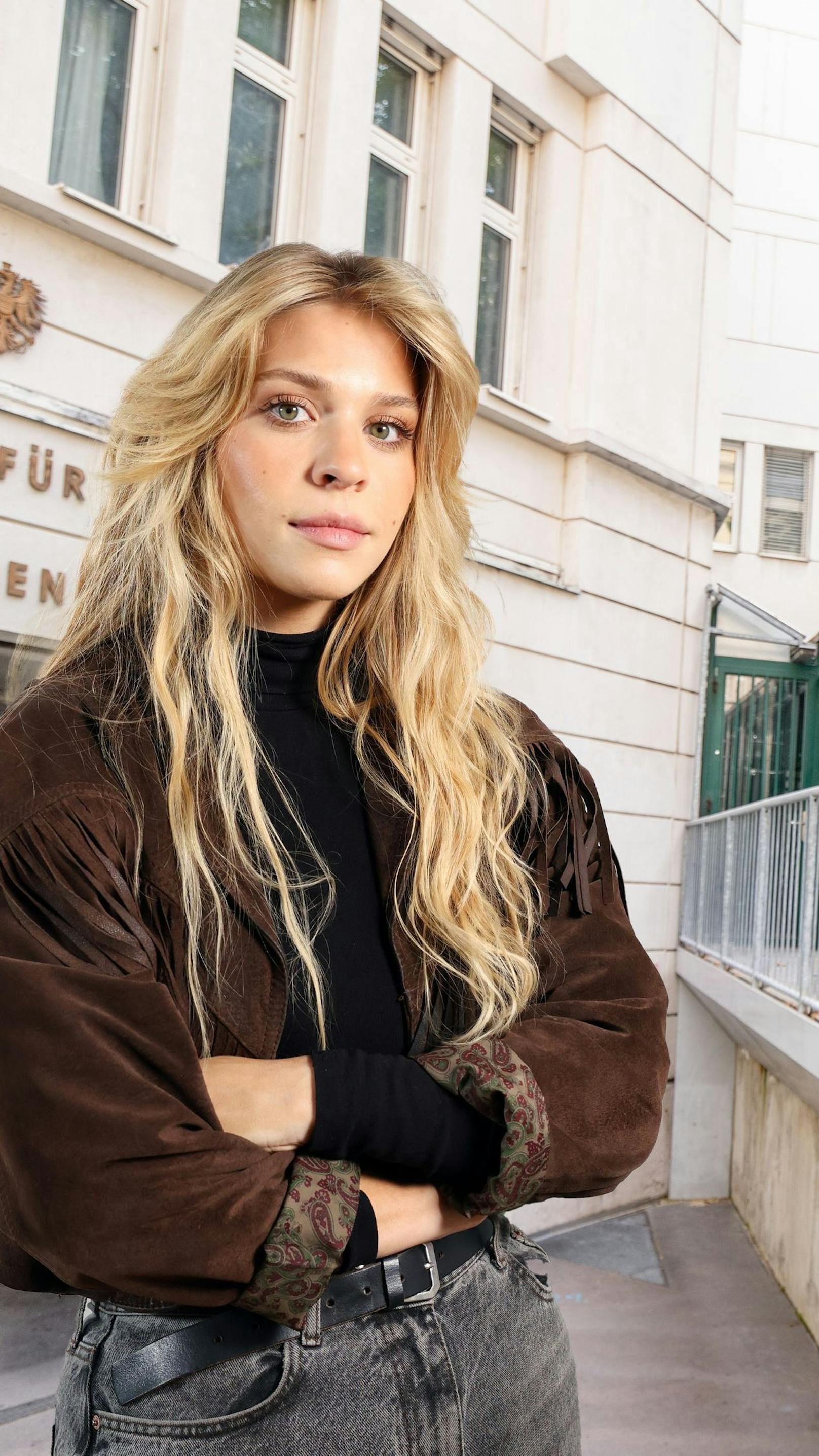 Klima-Shakira zeigt jetzt den Kanzler an