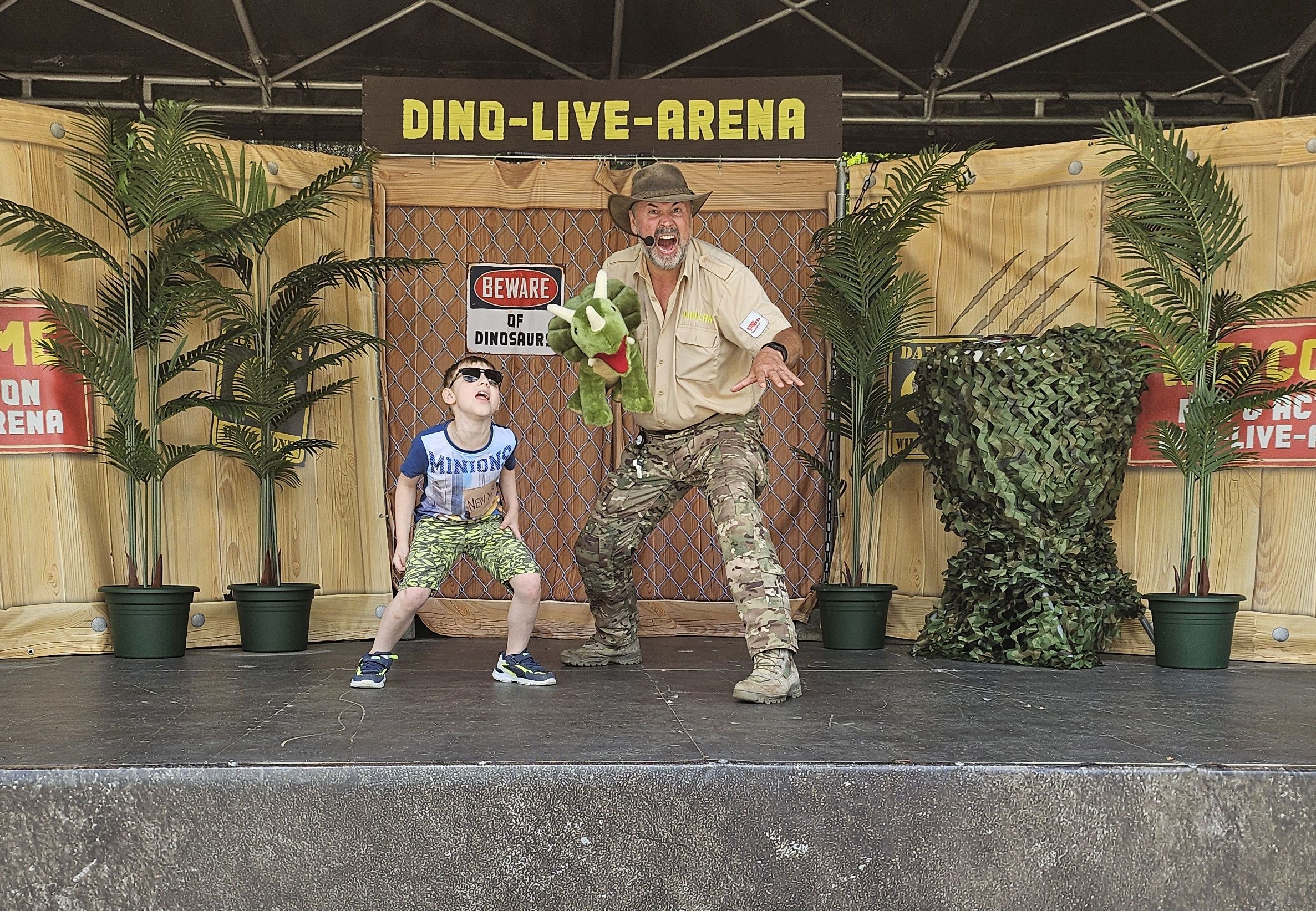 Jamie konnte beim Ausflug im Dinoland alle Sorgen vergessen. Eingeladen hat ihn Betreiber Christian (r.).
