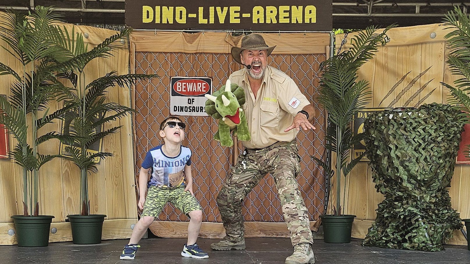 Krebskranker Jamie (7) durfte endlich die Dinos treffen