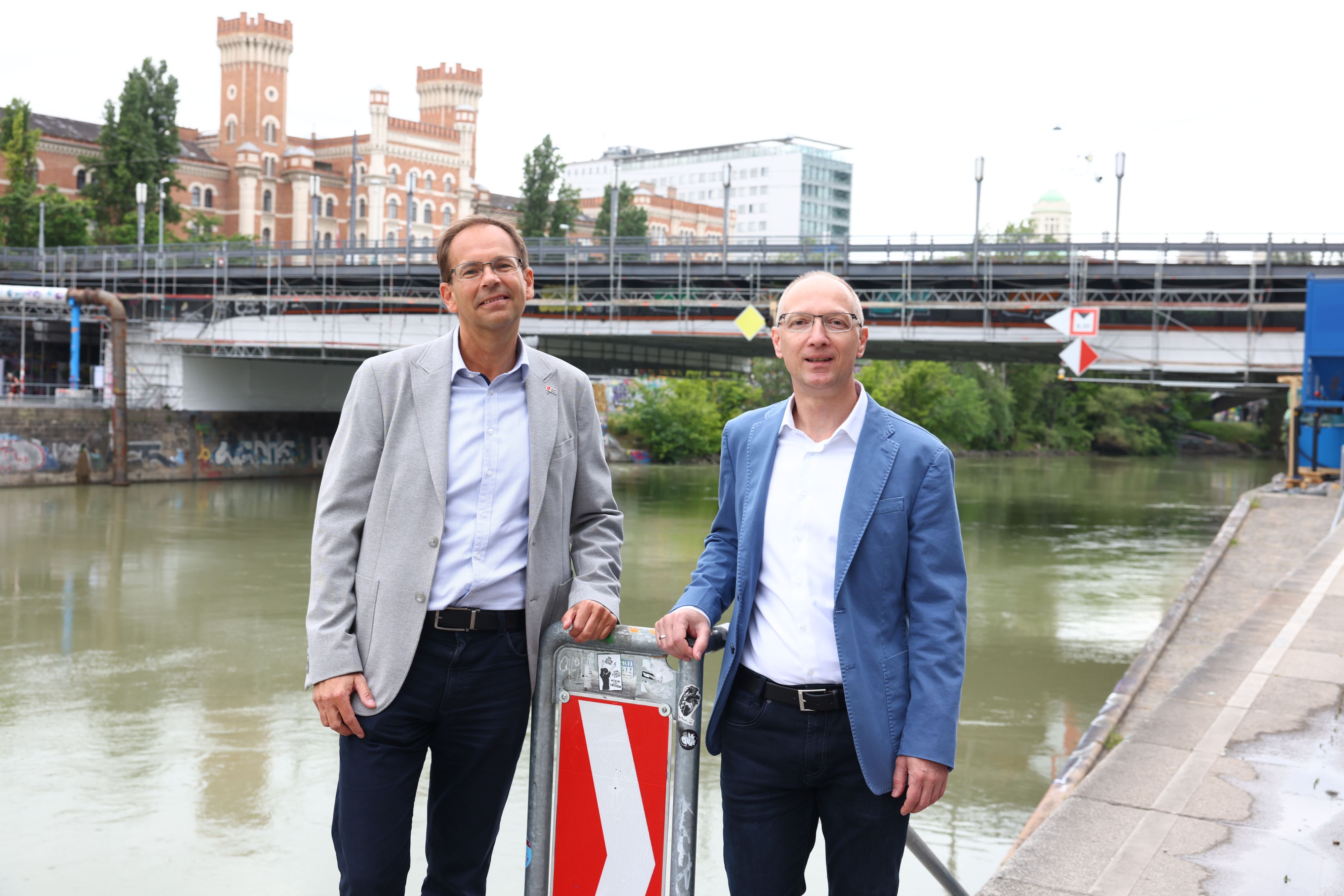 Thomas Herzfeld, Leiter der MA 29 und Baustellenkoordinator Christian Zant vor der Augartenbrücke, dem wohl größten Bauprojekt im Sommer 2024.