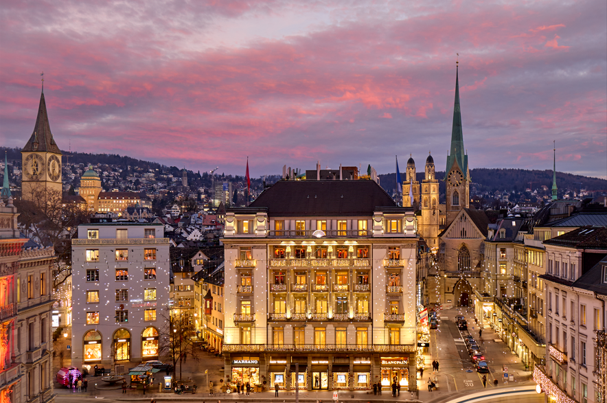 Mitten am Paradeplatz in Zürich hat ein neues Luxus-Hotel seine Pforten geöffnet.