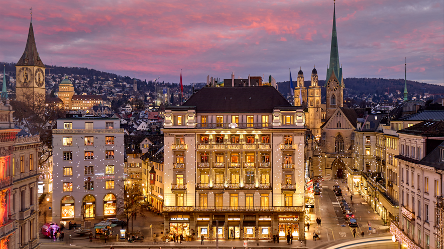 Mitten am Paradeplatz in Zürich hat ein neues Luxus-Hotel seine Pforten geöffnet.