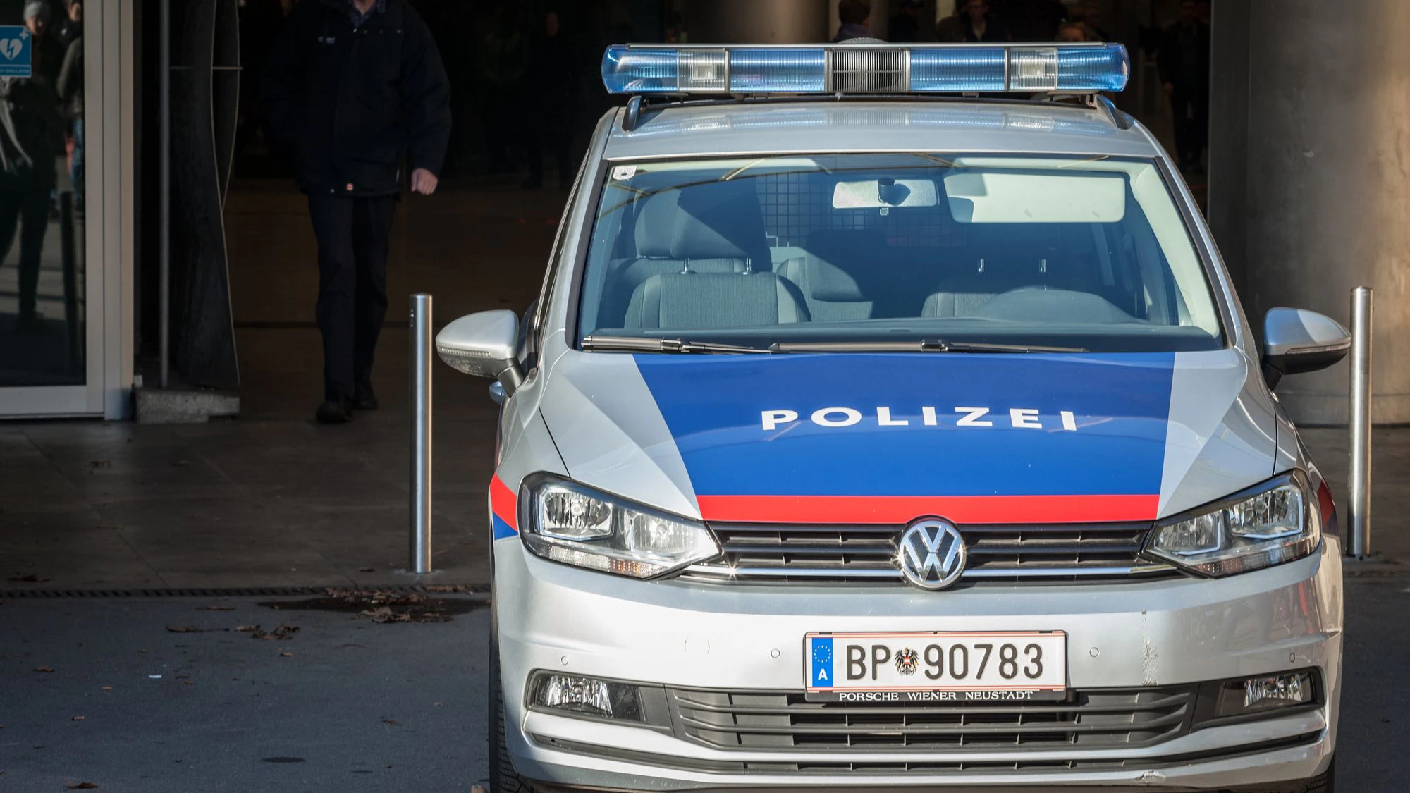 Heute.at - Teenie-Raser kracht bei Flucht in Bushaltestelle