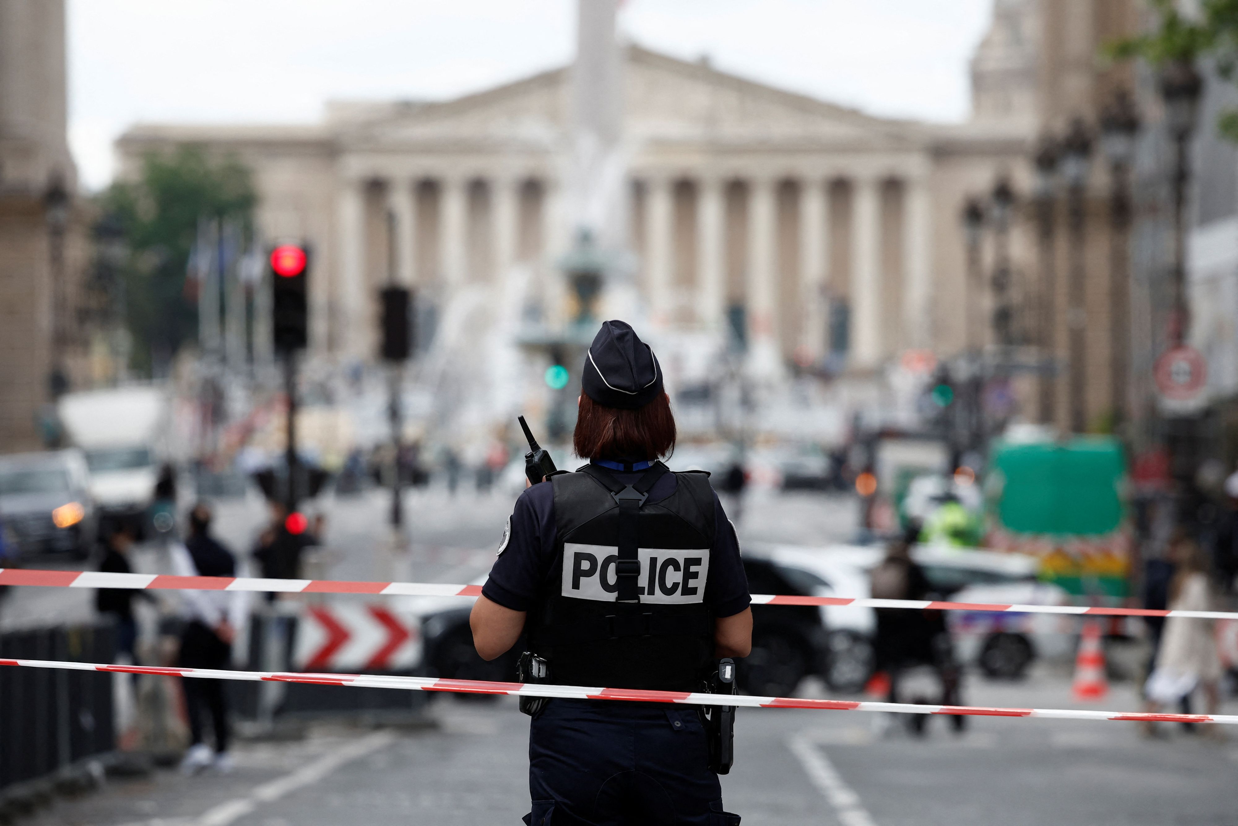 Die Beamte soll ihre Dienstwaffe gezogen und dem unbewaffneten 19-Jährigen in die Brust geschossen haben. (Symbolfoto - Archiv)