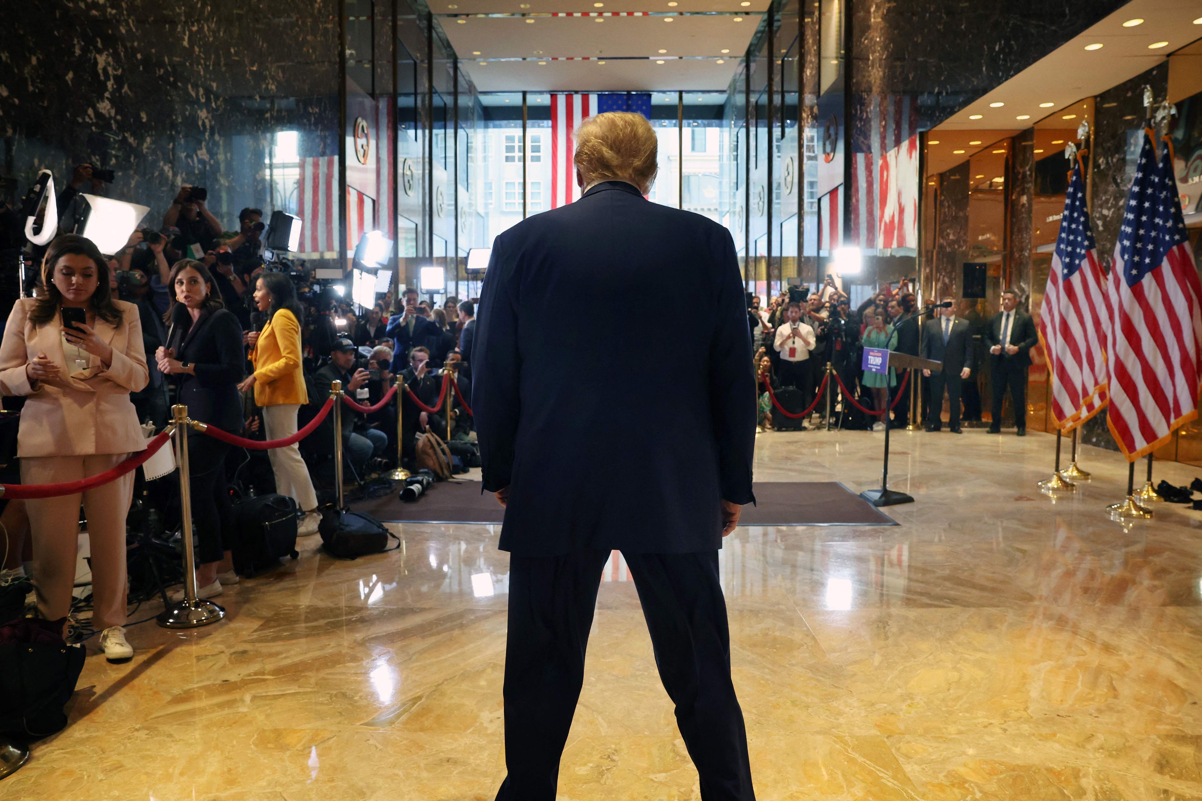 Trump posiert einen nach dem Urteil im Trump Tower vor Journalisten und Fotografen