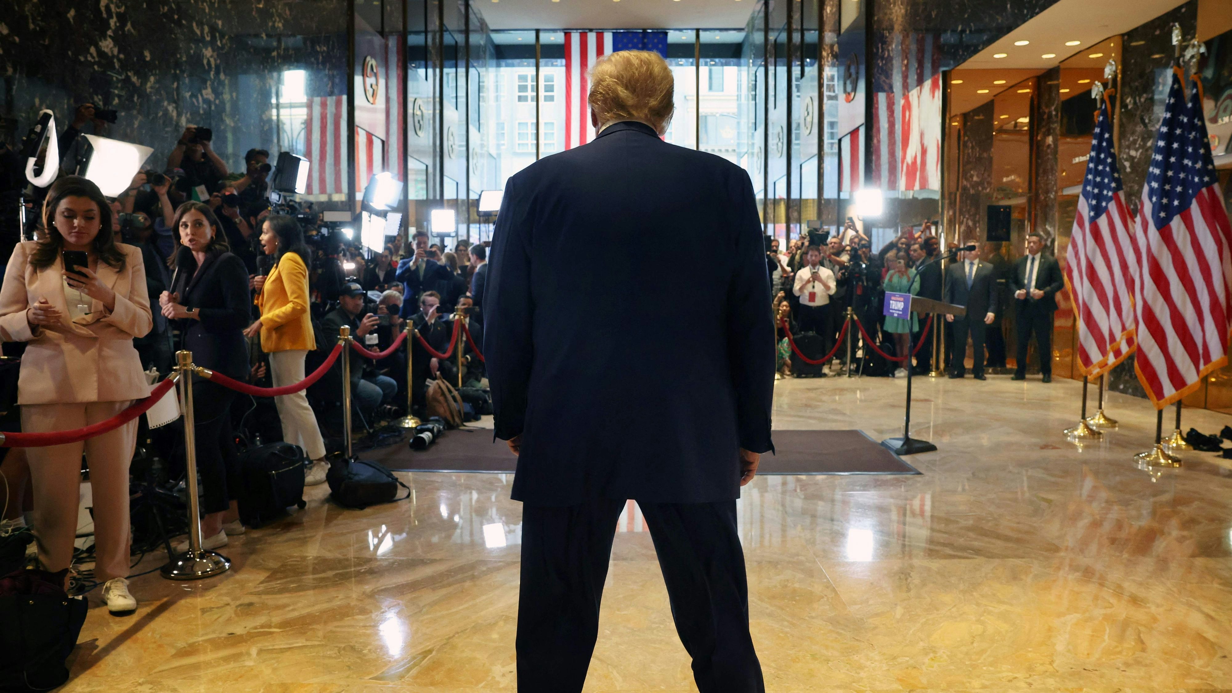 Trump posiert nach dem Urteil im Trump Tower vor Journalisten und Fotografen