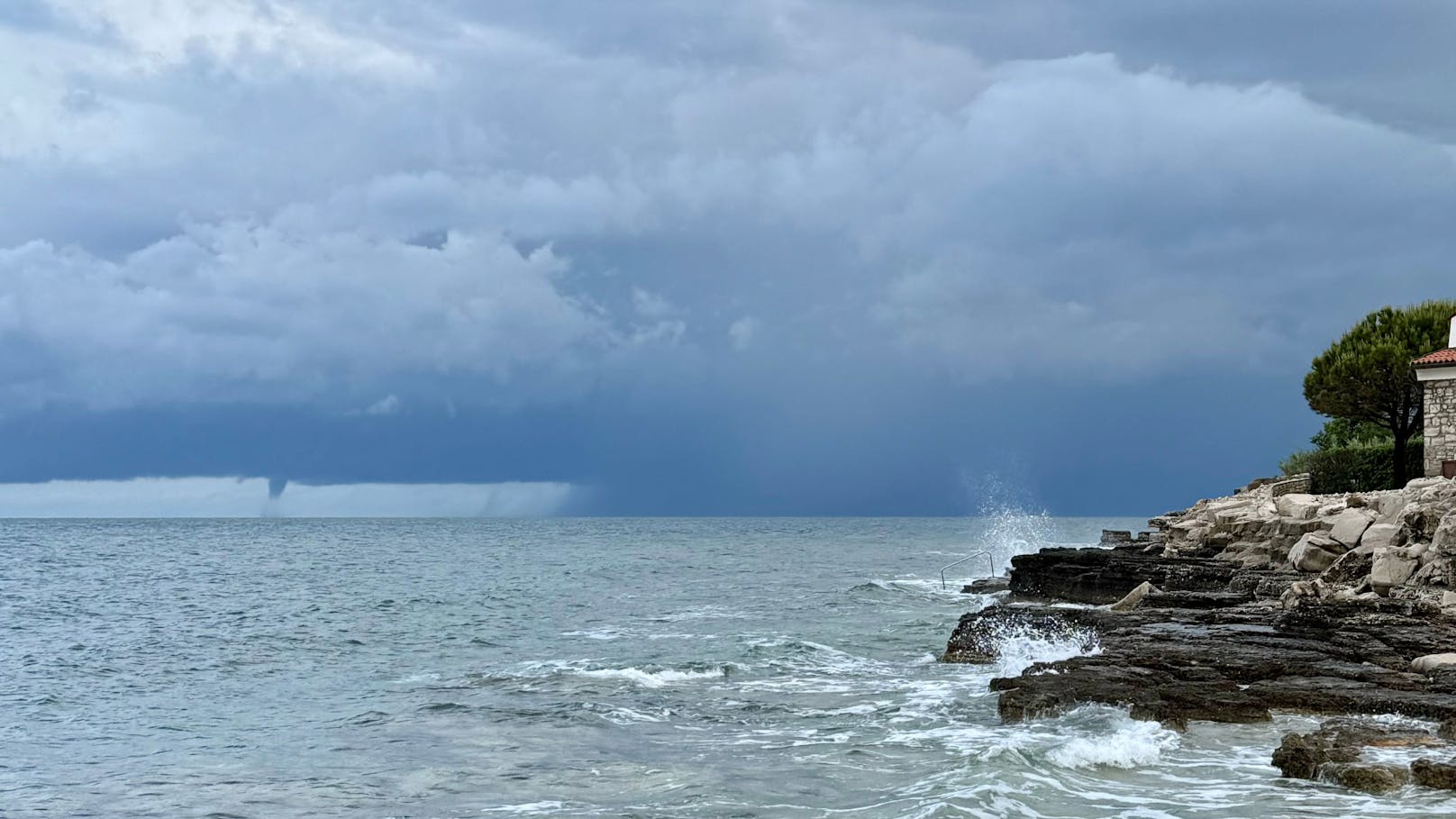 Unwetter-Warnung an der kroatischen Küste: In der Ferne sieht man einen Wirbelsturm.