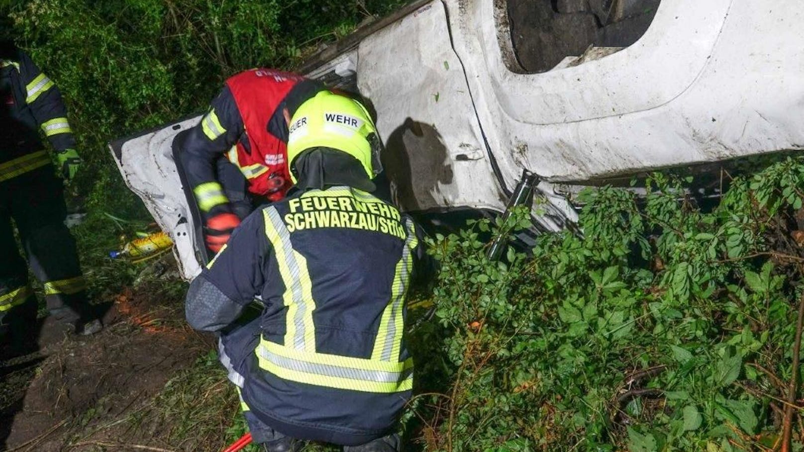 In Neusiedl am Steinfeld (NÖ) ist es in der Nacht auf Freitag zu einem tragischen Verkehrsunfall gekommen. Für vier Personen kam jede Hilfe zu spät.