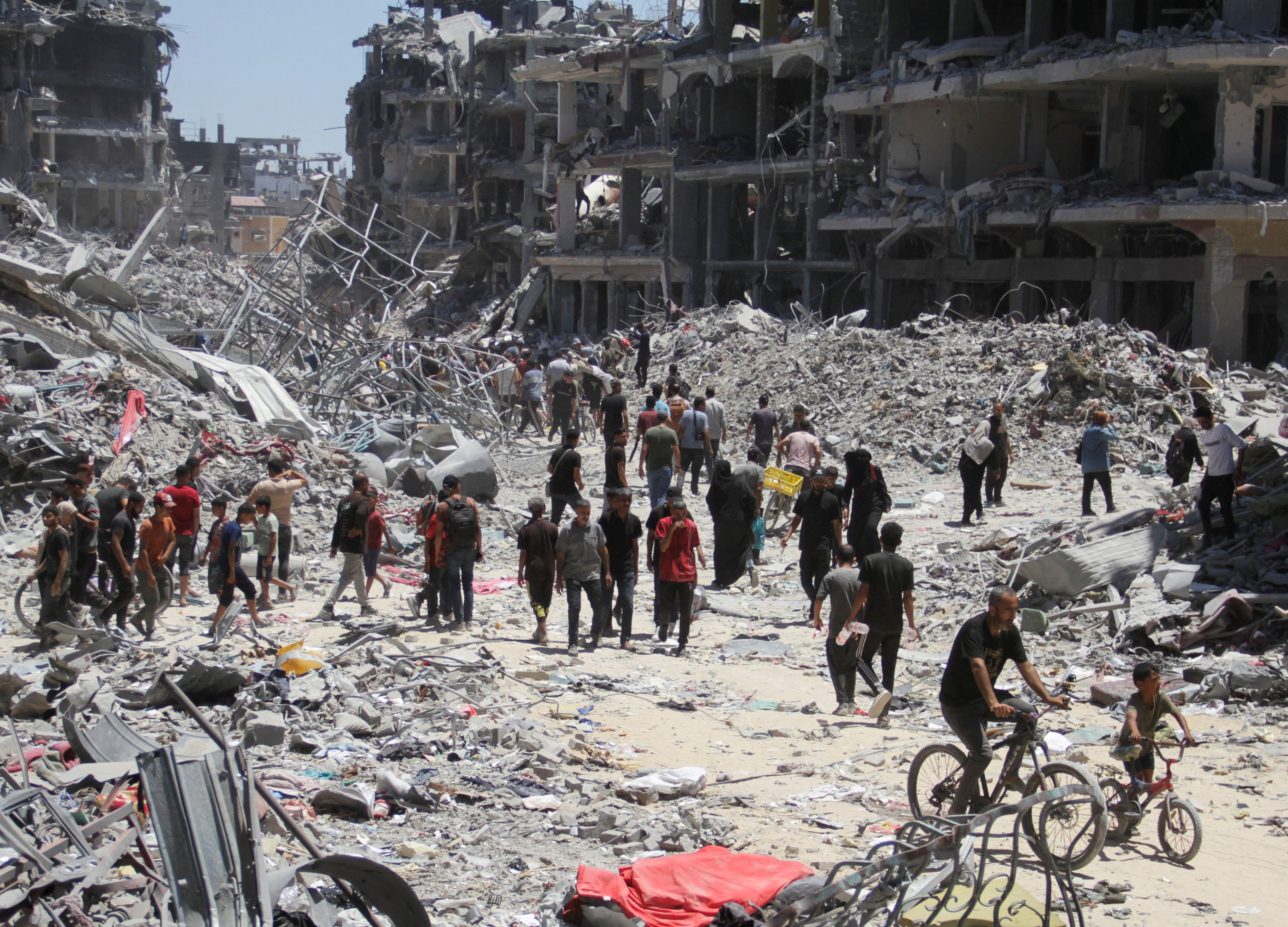 Palästinenser inspizieren die Schäden, nachdem sich die israelischen Streitkräfte aus dem Flüchtlingslager Jabalia im nördlichen Gazastreifen zurückgezogen haben.