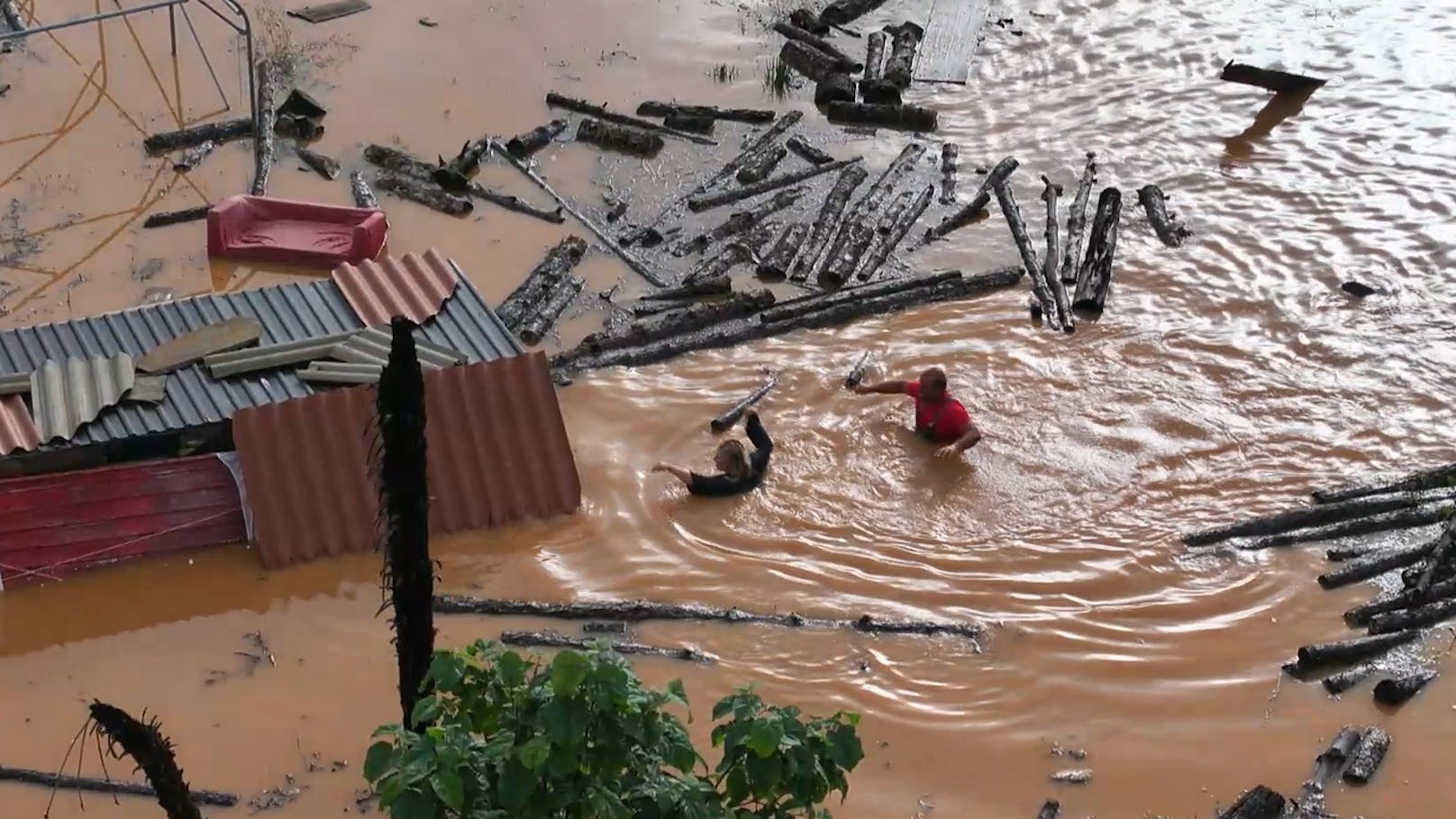 Eine Frau riskierte bei dem Unwetter ihr Leben.