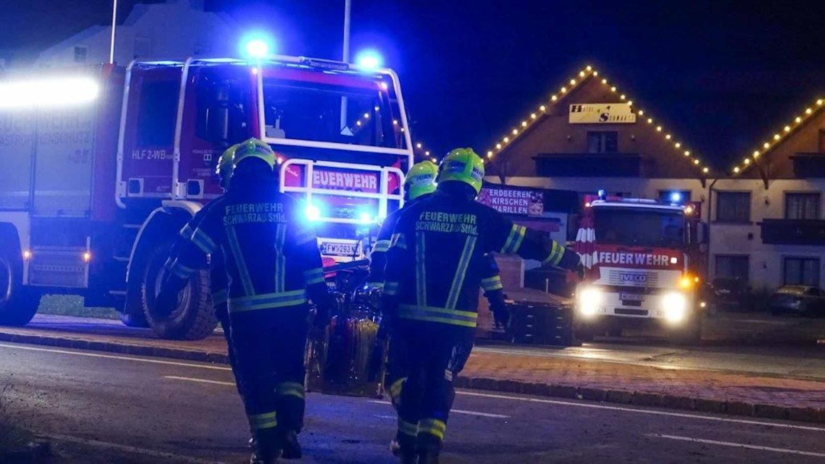 In Neusiedl am Steinfeld (NÖ) ist es in der Nacht auf Freitag zu einem tragischen Verkehrsunfall gekommen. Für vier Personen kam jede Hilfe zu spät.