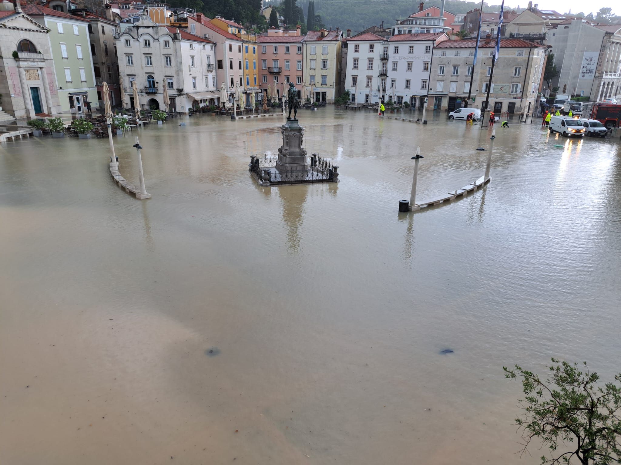 Die slowenische Küstenstadt Piran steht unter Wasser.