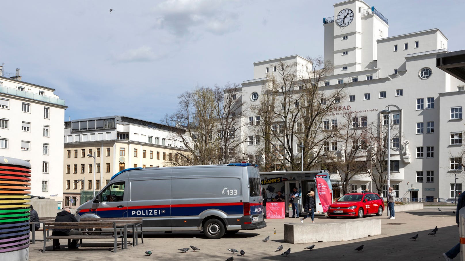 Messer-Bande sticht am Reumannplatz auf Opfer ein