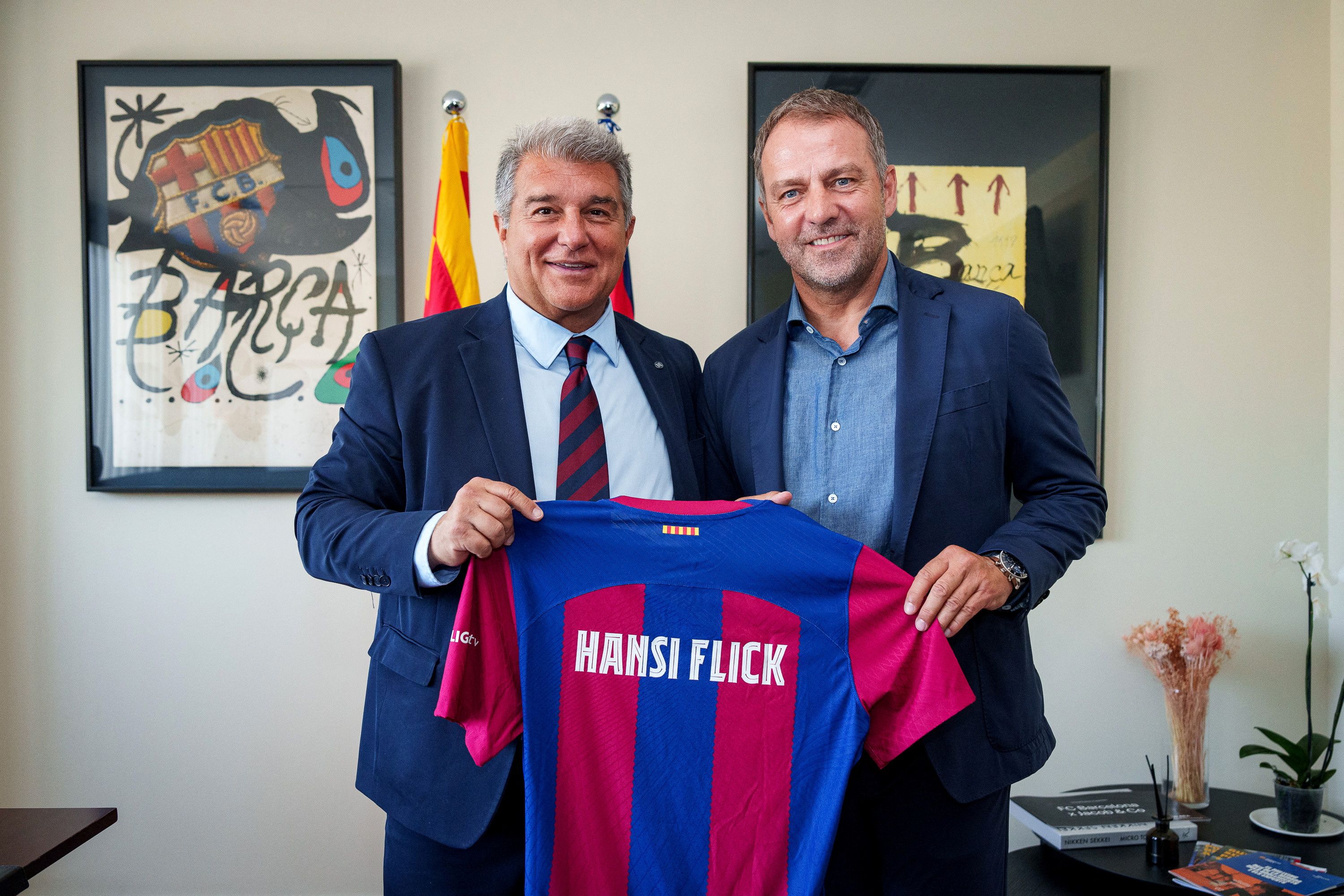 Barcelona-Trainer Hansi Flick posiert mit Präsident Joan Laporta. 