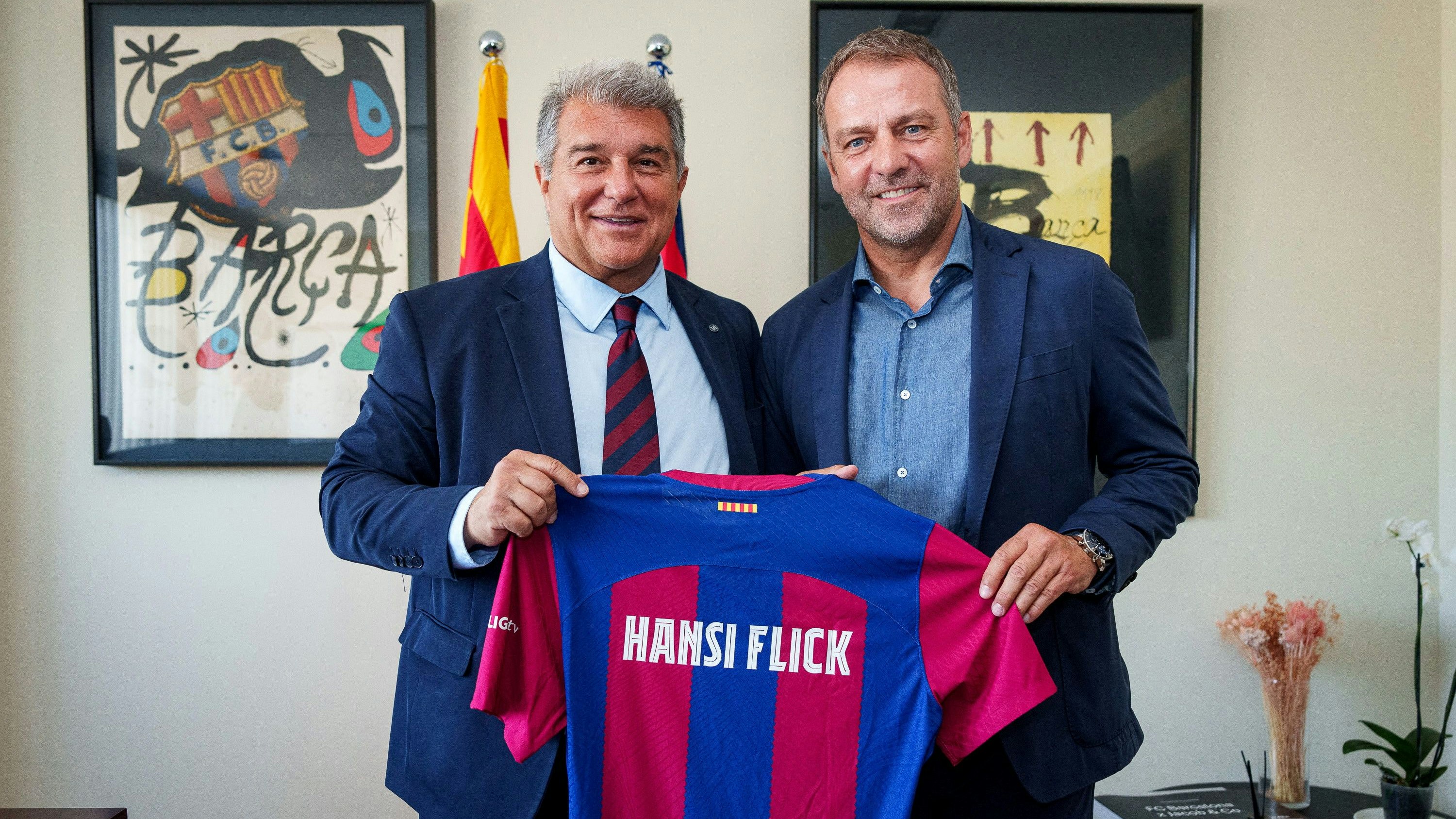 Barcelona-Trainer Hansi Flick posiert mit Präsident Joan Laporta. 