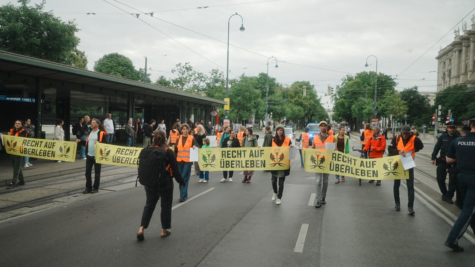 Klima-Kleber blockieren mit Spaziergang Wiener City