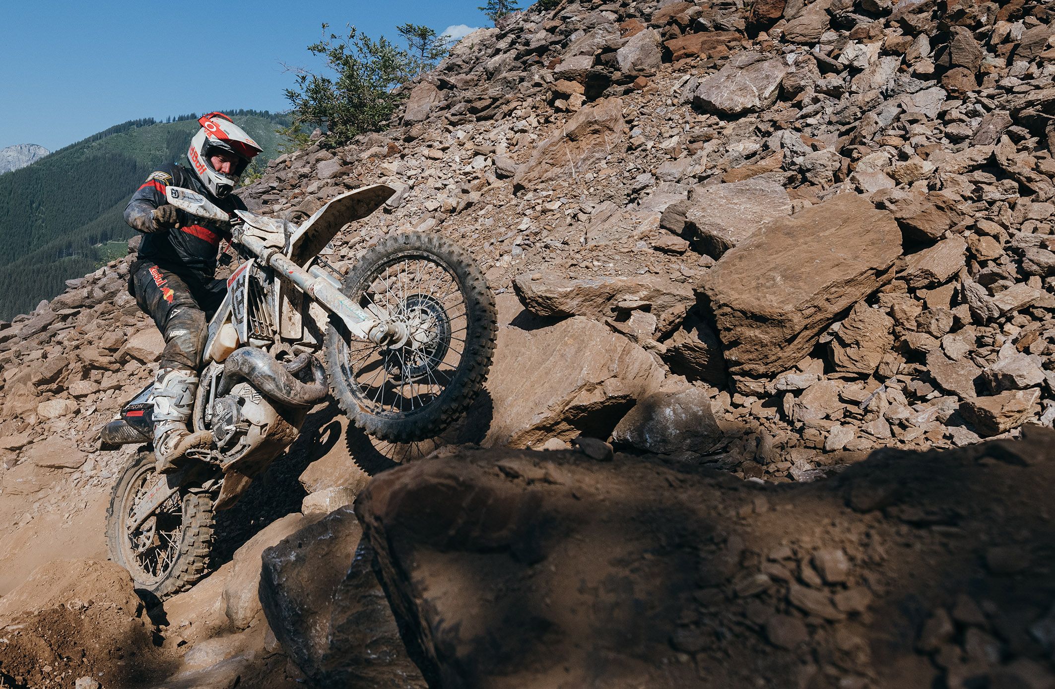 Am Rande des Erzbergrodeos kam es am Freitagabend zu einem schweren Unfall mit drei Verletzten. (Symbolbild)