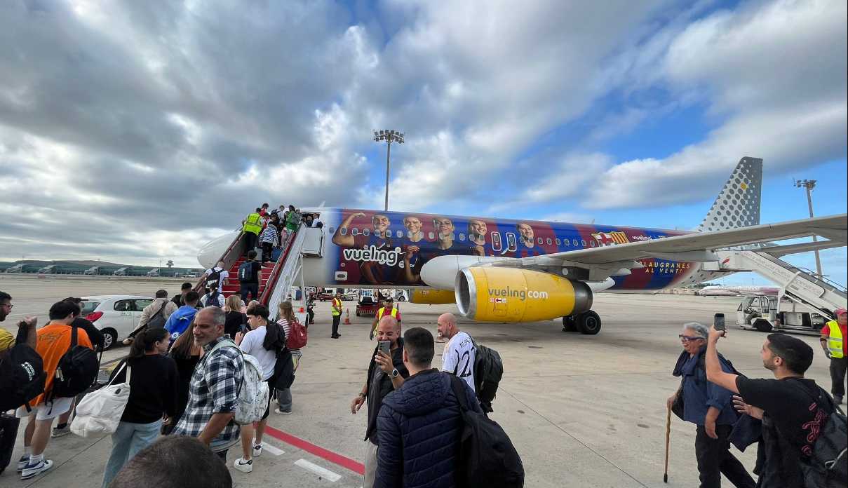 Die Real-Fans staunten nicht schlecht, als der Barca-Flieger vor ihnen stand.