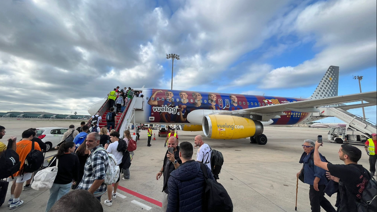 Die Real-Fans staunten nicht schlecht als der Barca-Flieger vor ihnen stand.