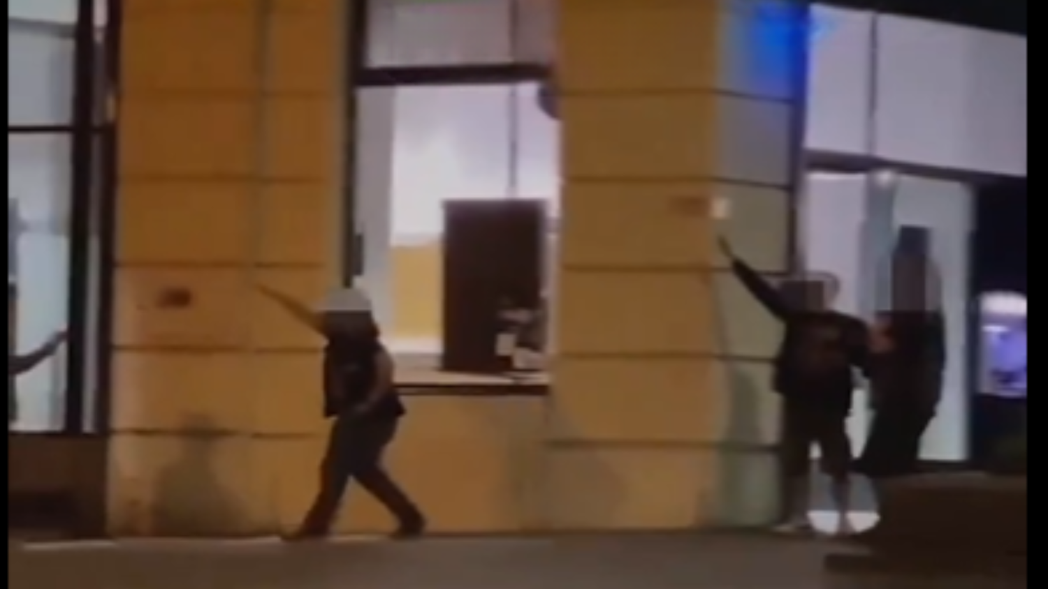 Drei Männer sollen auf der Mariahilferstraße mehrfach den Hitlergruß gezeigt und rechte Parolen gerufen haben.