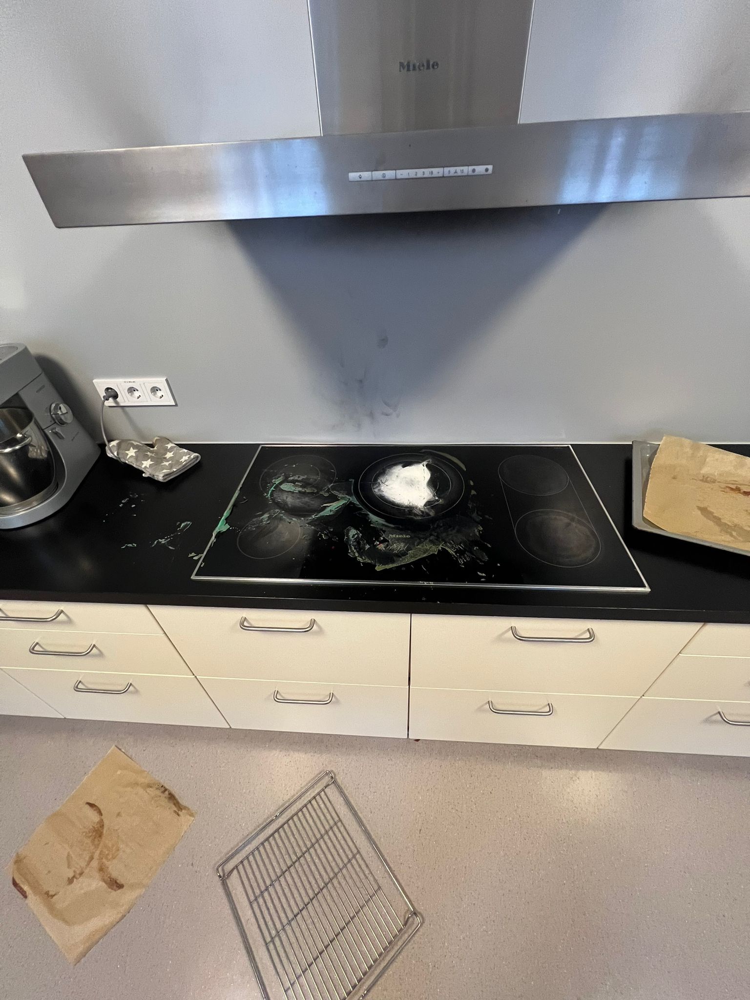 Ein auf dem Ceranfeld abgelegtes Kunststoffschneidebrett fing unbemerkt an zu brennen