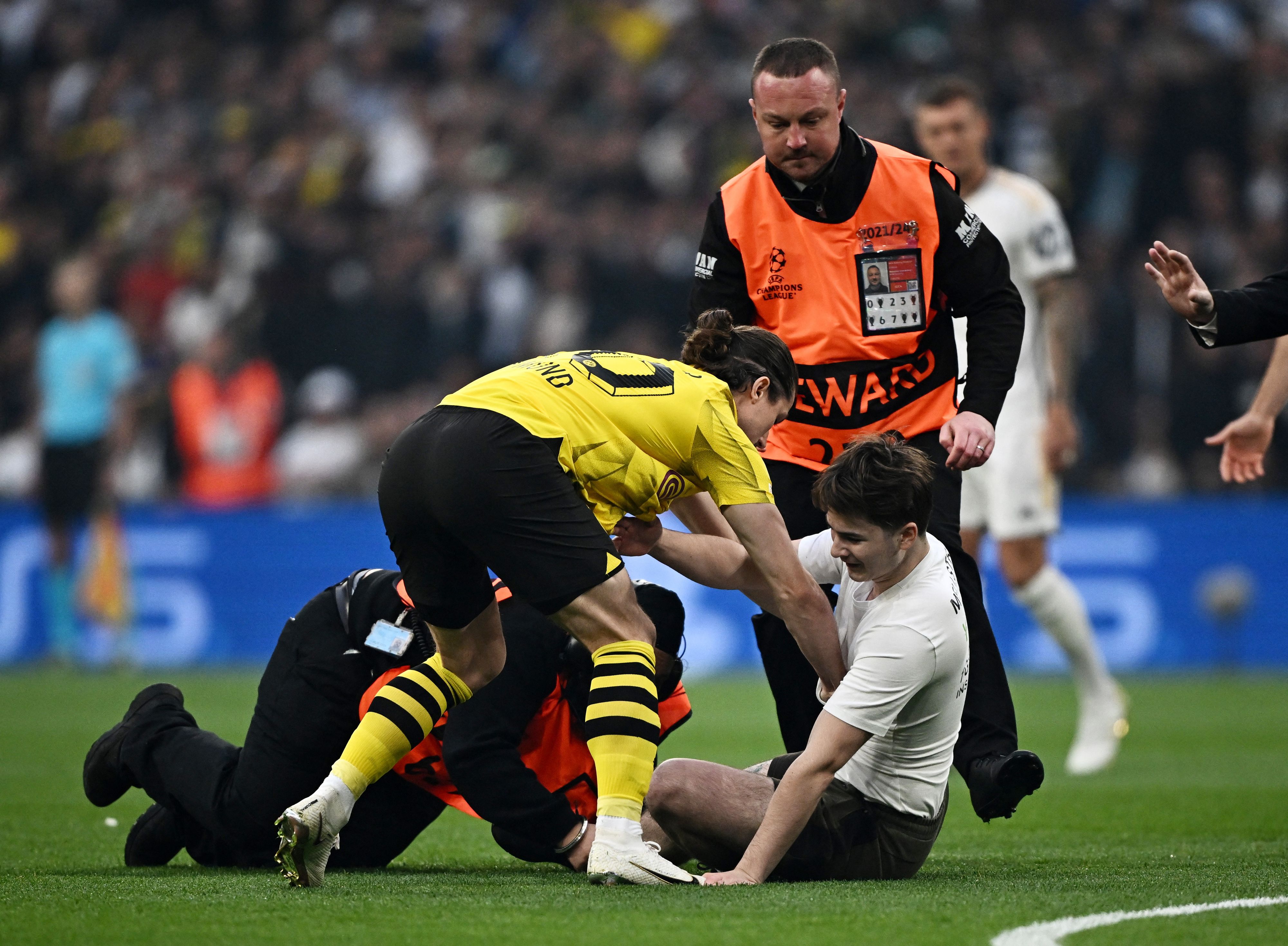 Ein Flitzer sorgte bereits in der ersten Minute des Champions-League-Finals für eine Unterbrechung. 