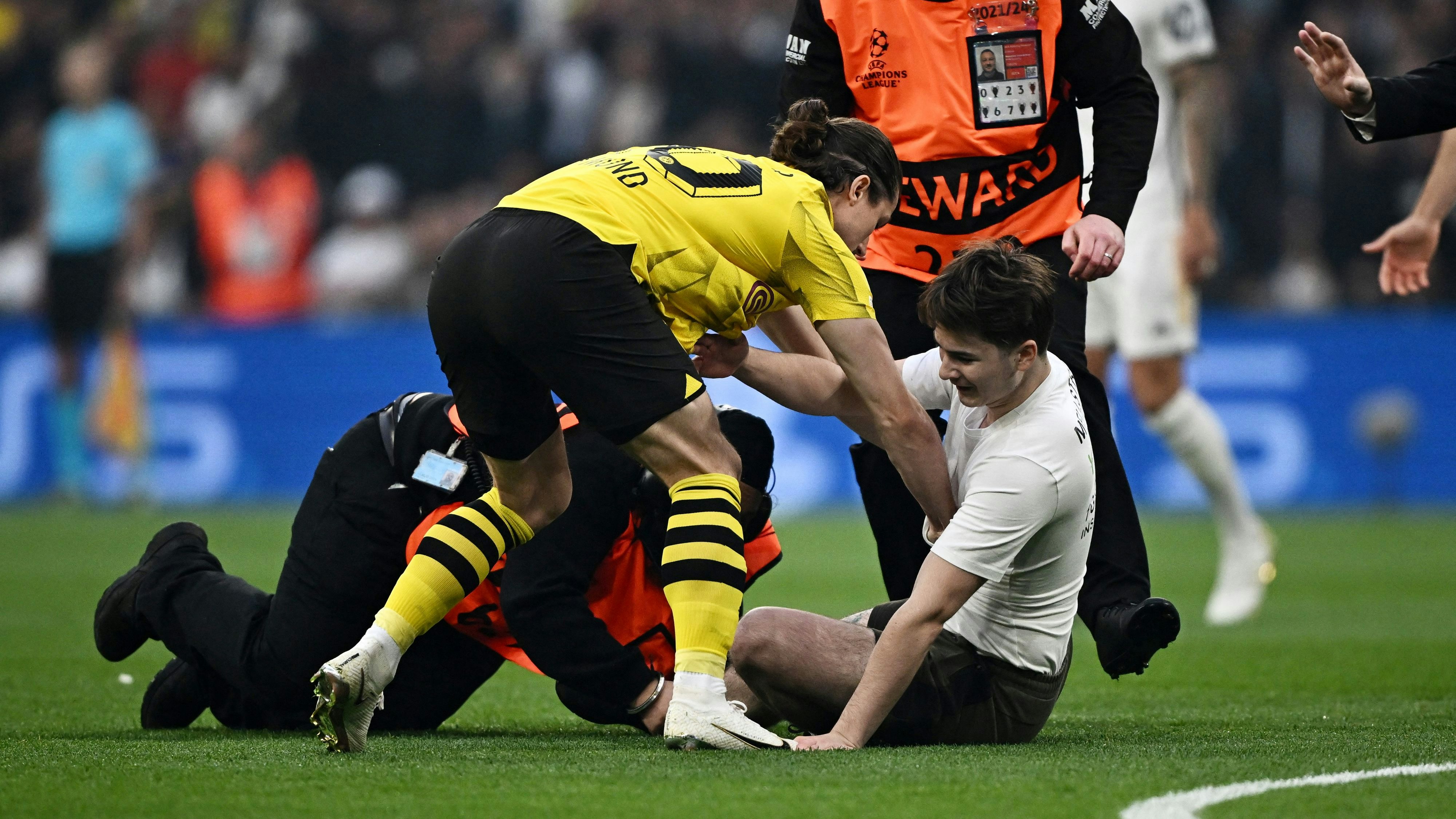 Ein Flitzer sorgte bereits in der ersten Minute des Champions-League-Finals für eine Unterbrechung. 