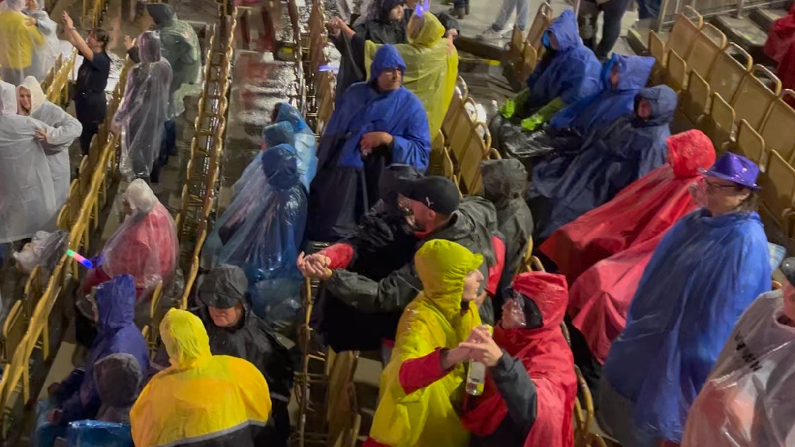 Die Zuseher der "Starnacht am Neusiedler See" feierten in Regenponchos trotz schlechtem Wetter ausgelassen.