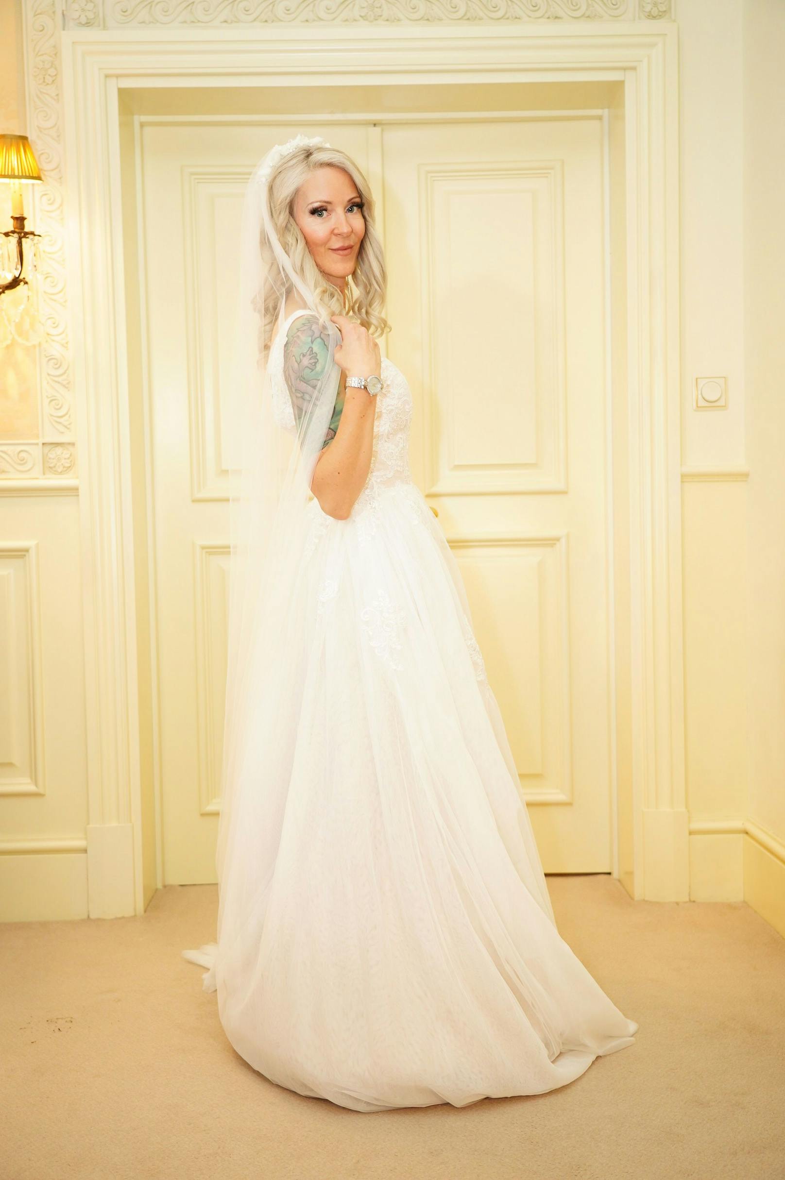 Simone "Bienchen" präsentiert sich im Brautkleid.