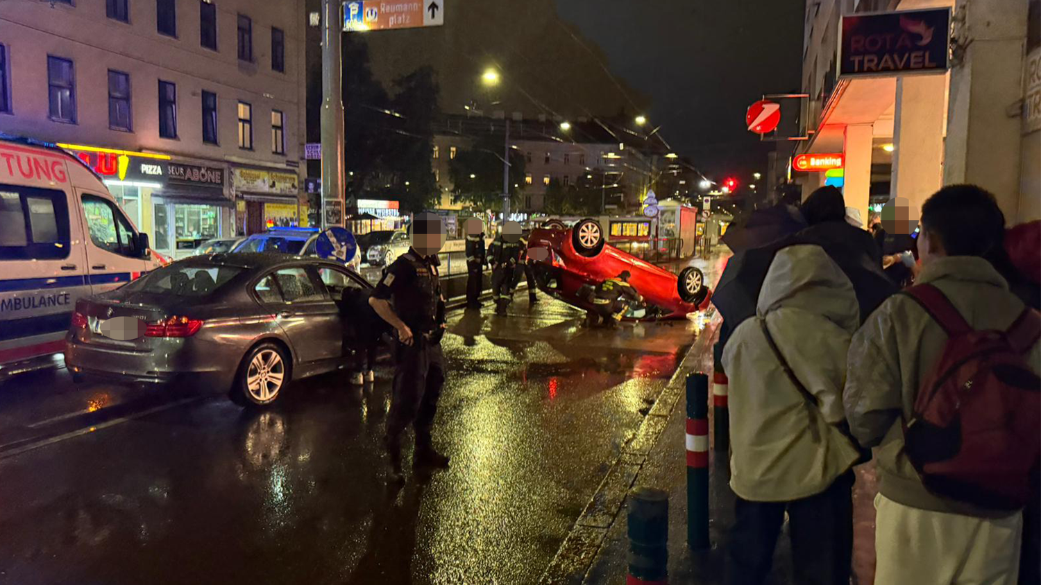Heftiger Unfall in Wien-Favoriten! Ein Auto überschlug sich am Quellenplatz.